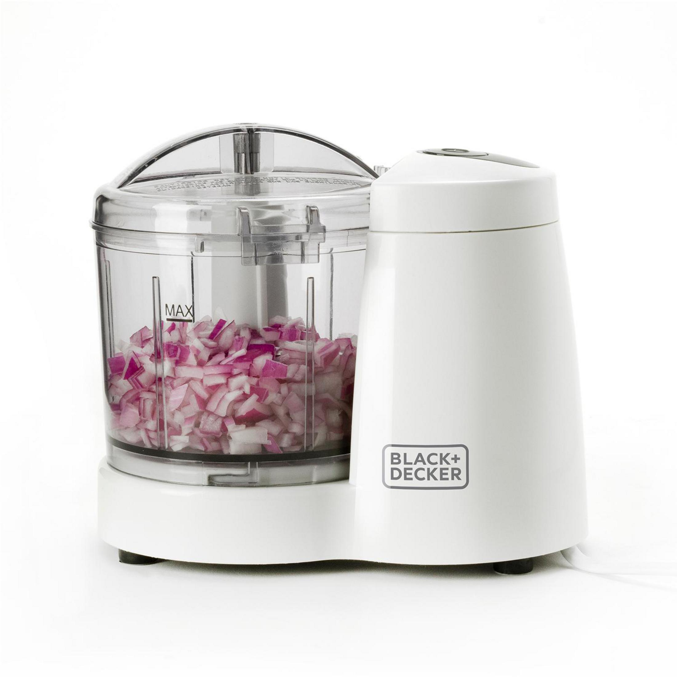 Un tritatutto Black+Decker bianco con cipolle rosse all'interno.