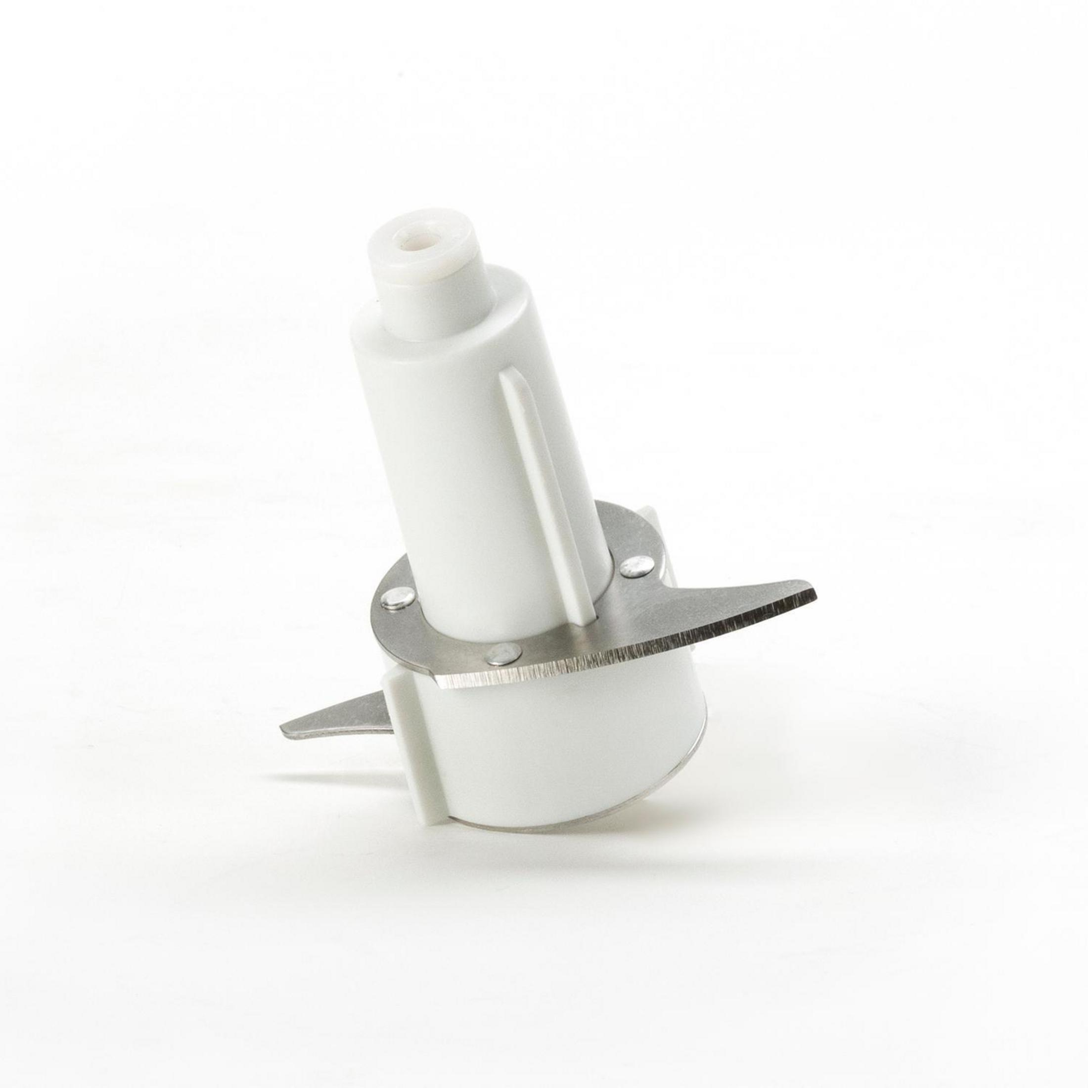 Lama del robot da cucina su sfondo bianco.