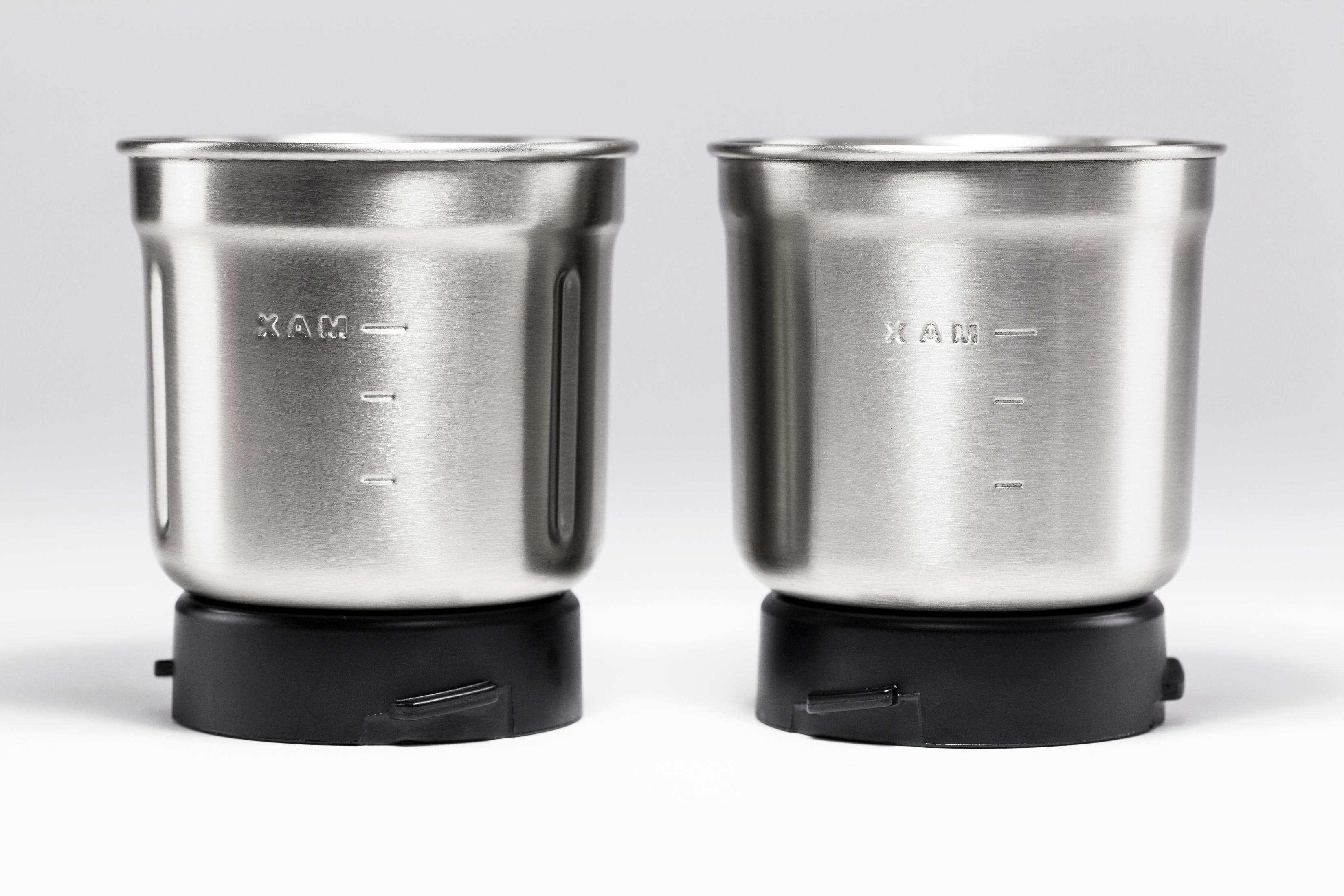Due bicchieri per frullatore in acciaio inox su basi nere. Contrassegnati con XAM e indicatori di livello liquido.