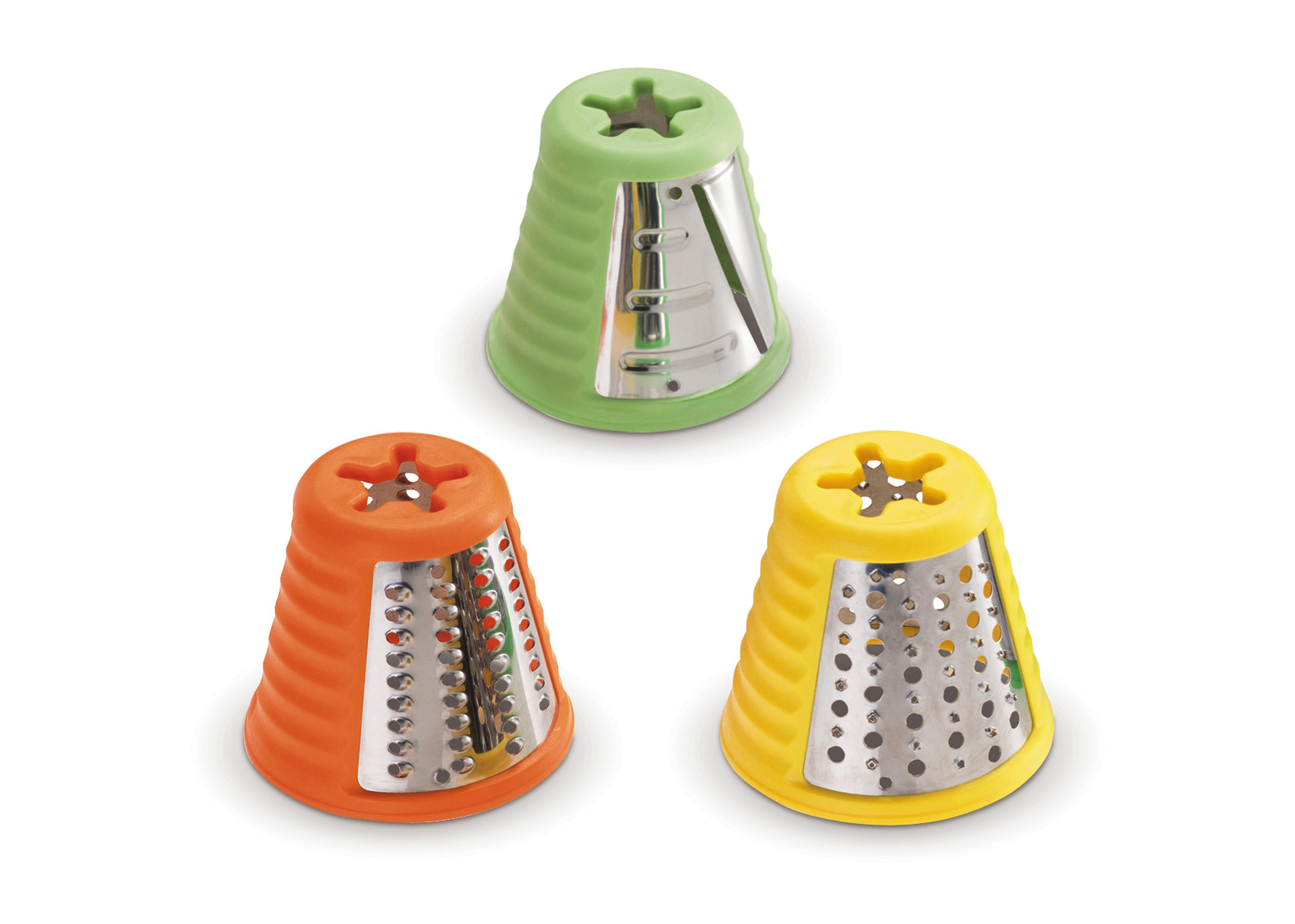 Tres ralladores de cocina coloridos. Verde, naranja y amarillo con cuchillas de acero inoxidable.