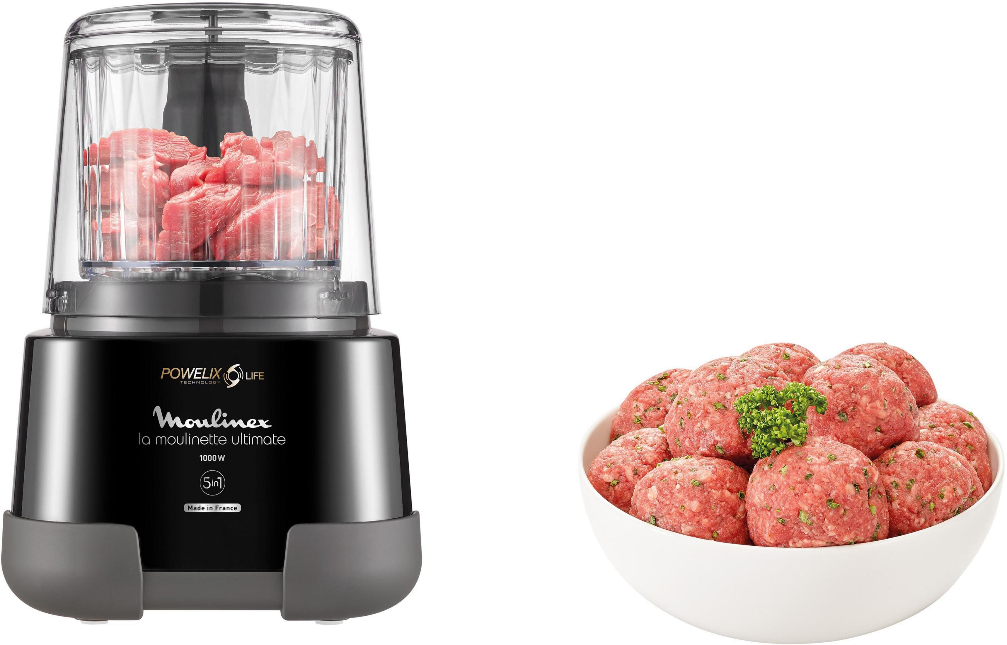 Schwarzer Food Processor mit Fleisch, und eine Schüssel Fleischbällchen daneben auf weißem Hintergrund.