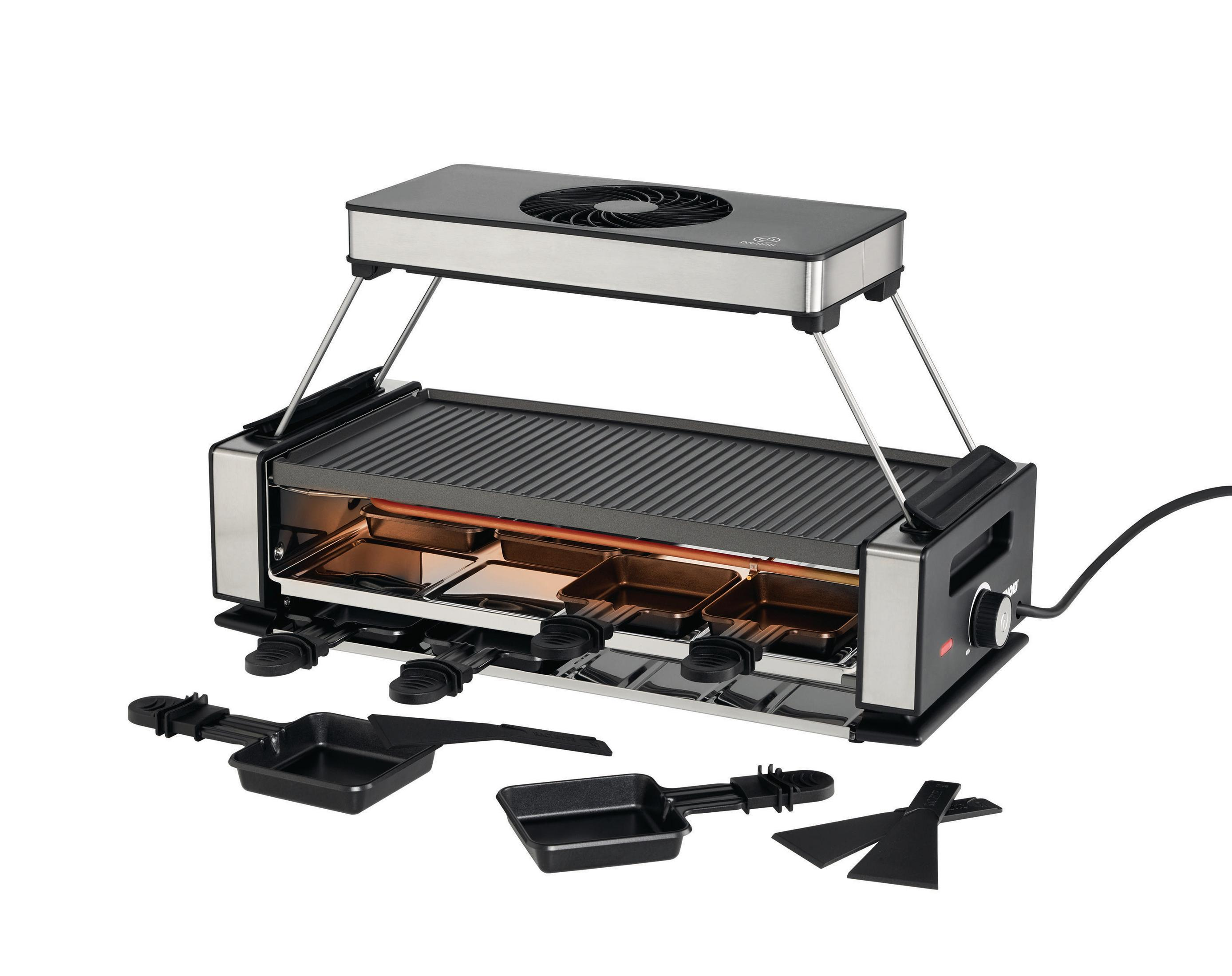 Grill do raclette z czarnymi patelniami i szpatułkami na białym tle.