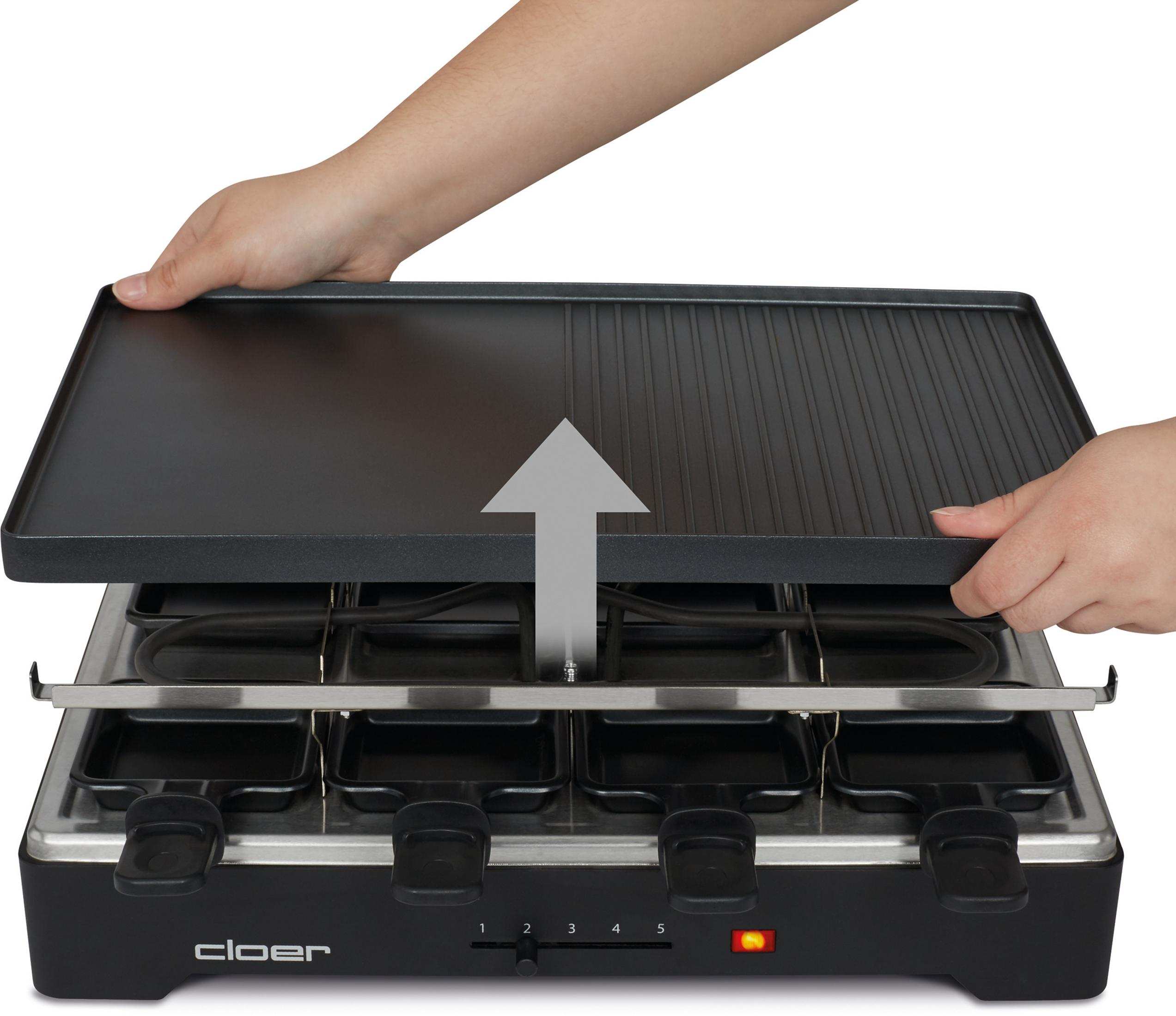 Dłonie podnoszące płytę grillową z czarnego grilla do raclette, pokazujące elementy grzewcze.