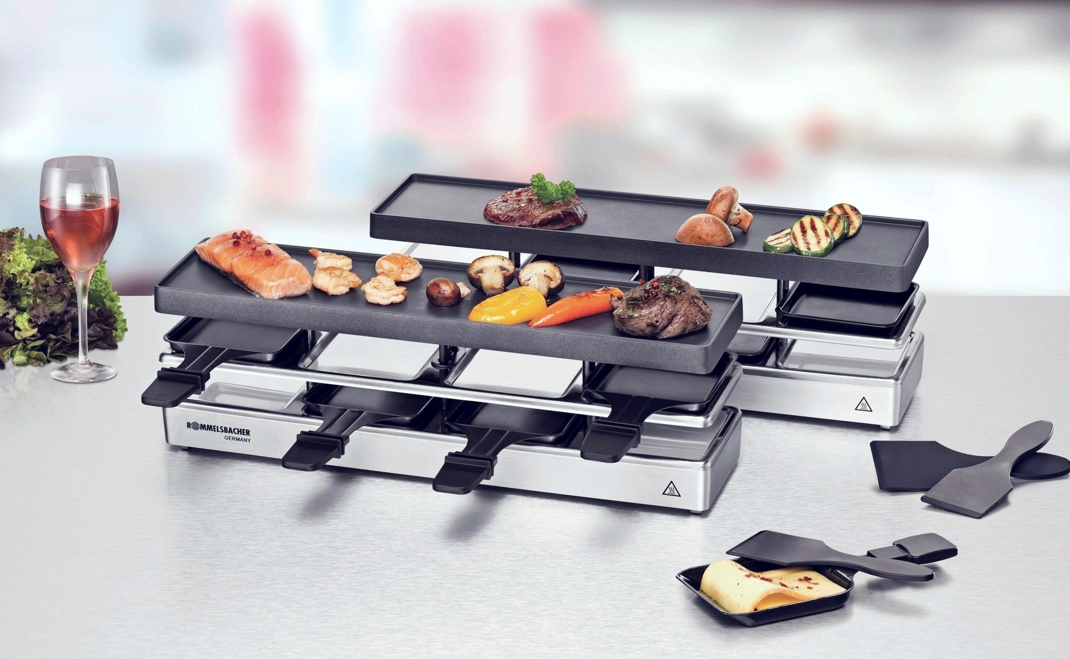 Grill raclette z jedzeniem, kieliszkiem wina i przyborami.