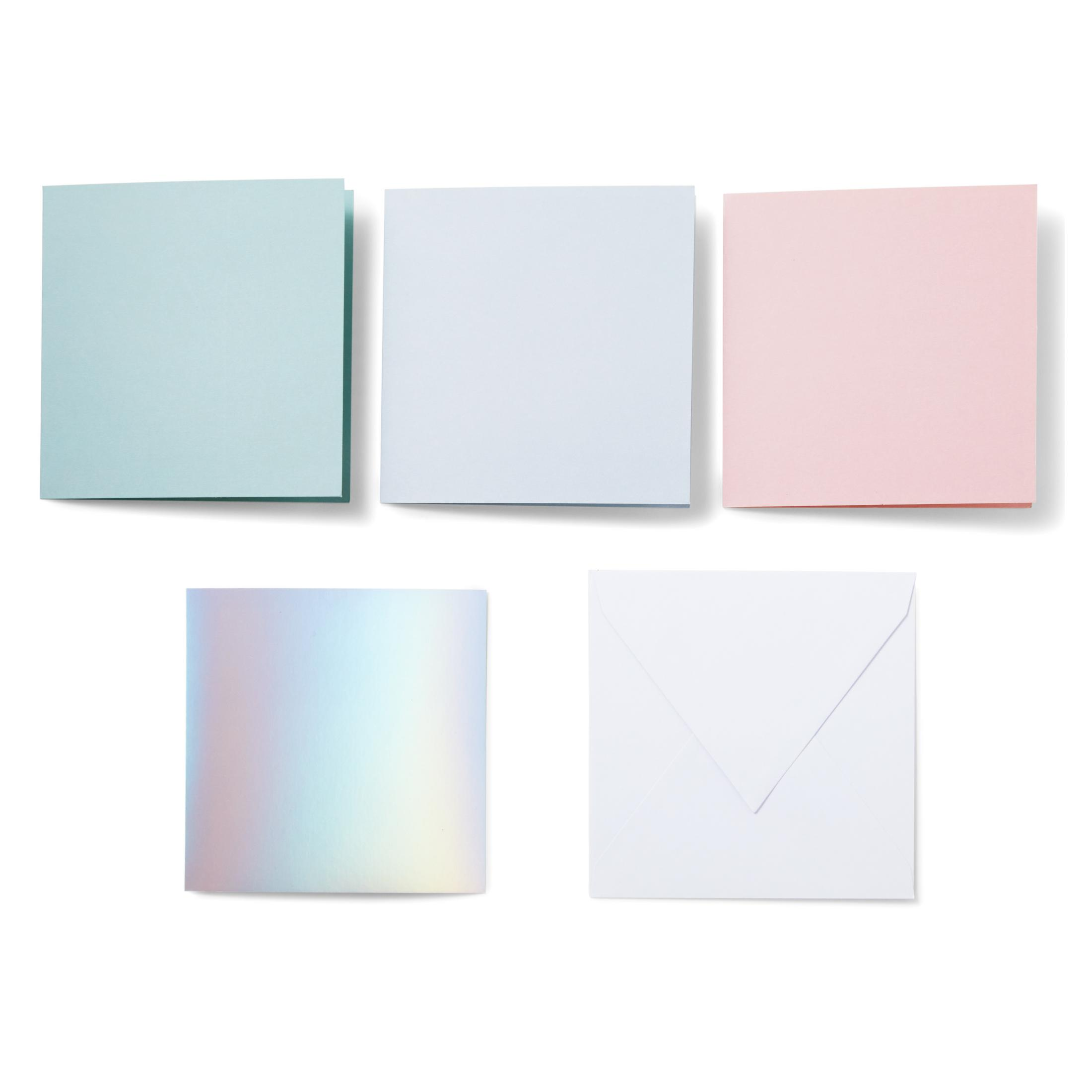 Fünf quadratische Papierkarten in Pastell- und Hologrammfarben.