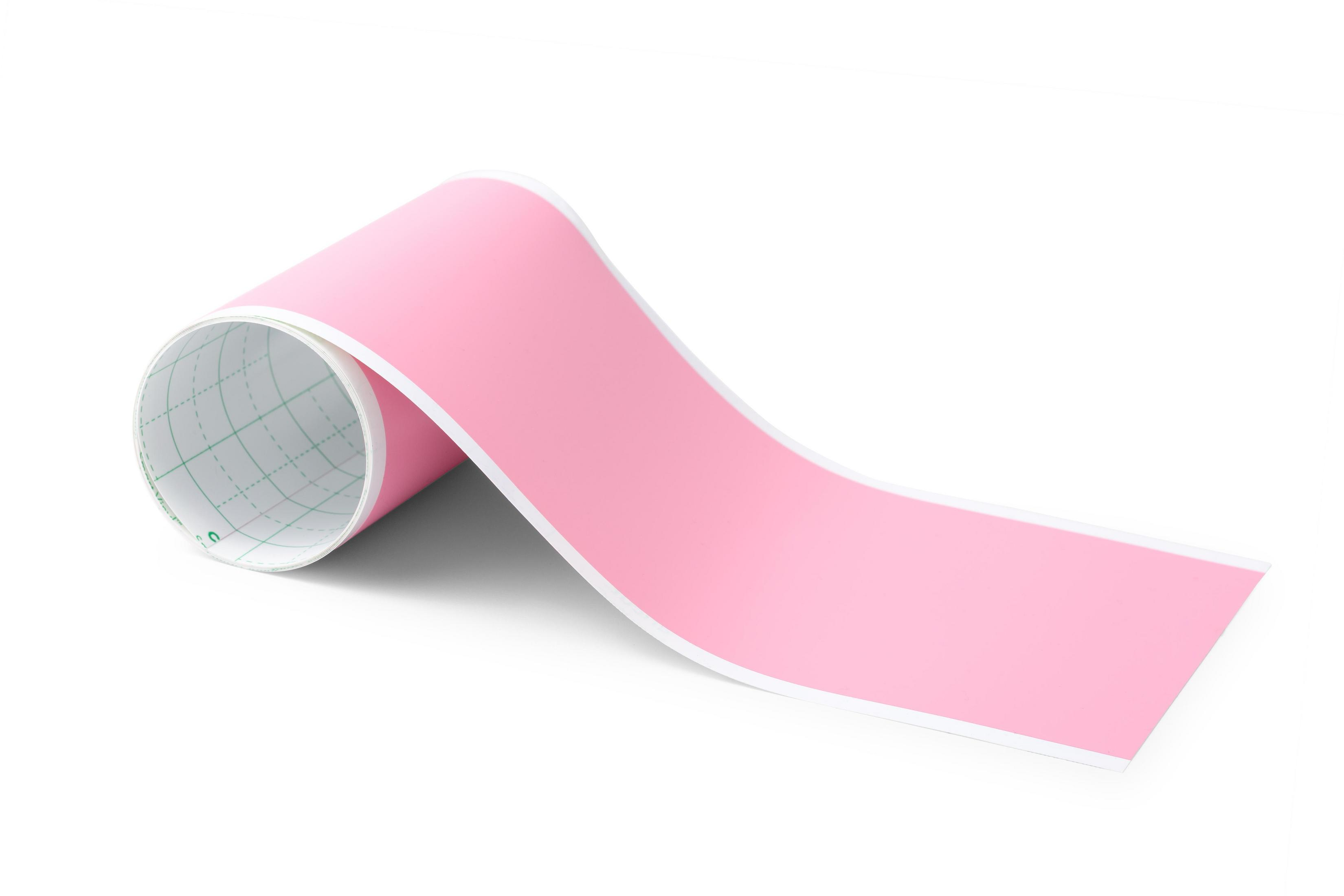 Eine Rolle pinkfarbener Vinylfolie mit weißer Rückseite auf weißem Untergrund.