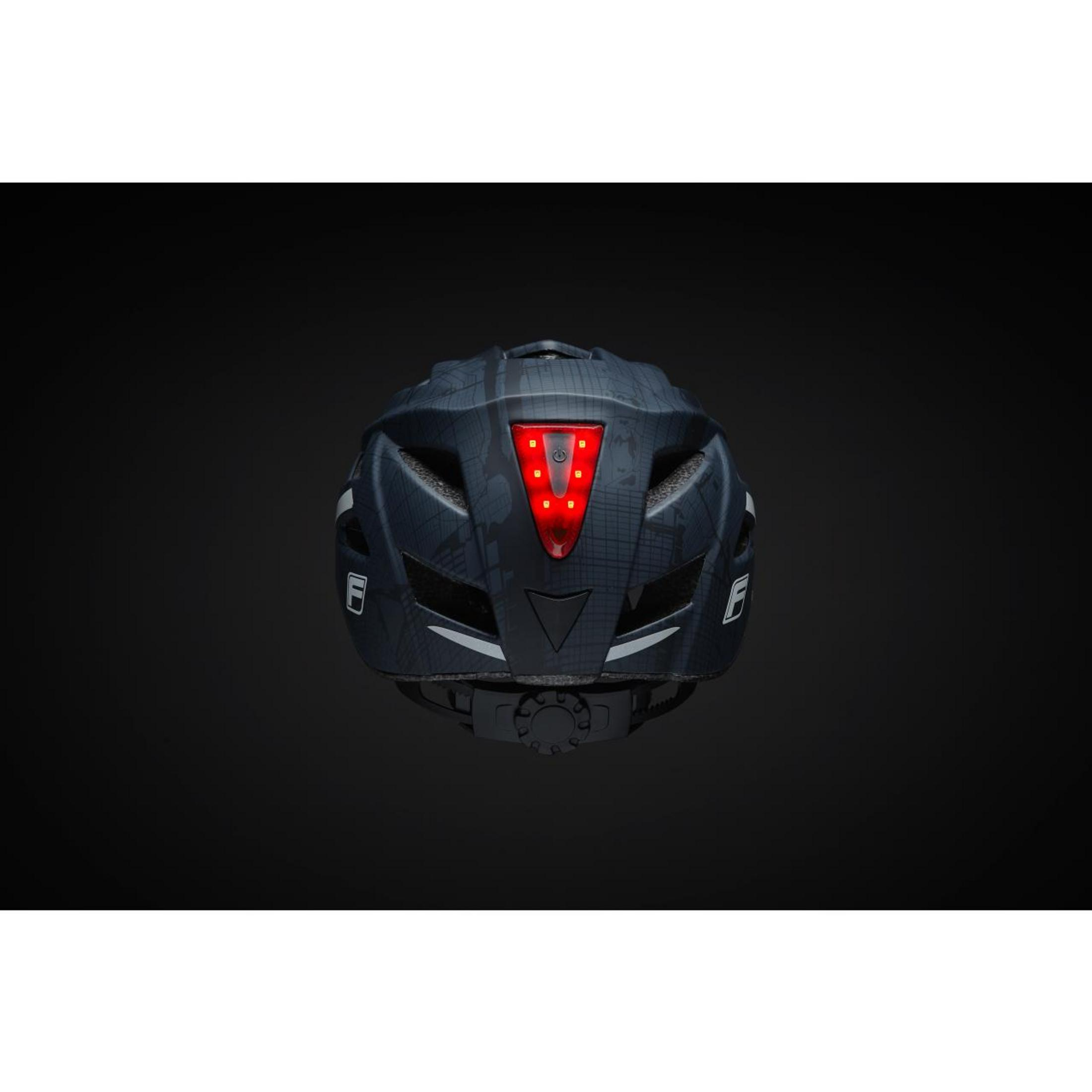 Schwarzer Fahrradhelm mit rotem Licht, vor dunklem Hintergrund, Rückansicht.