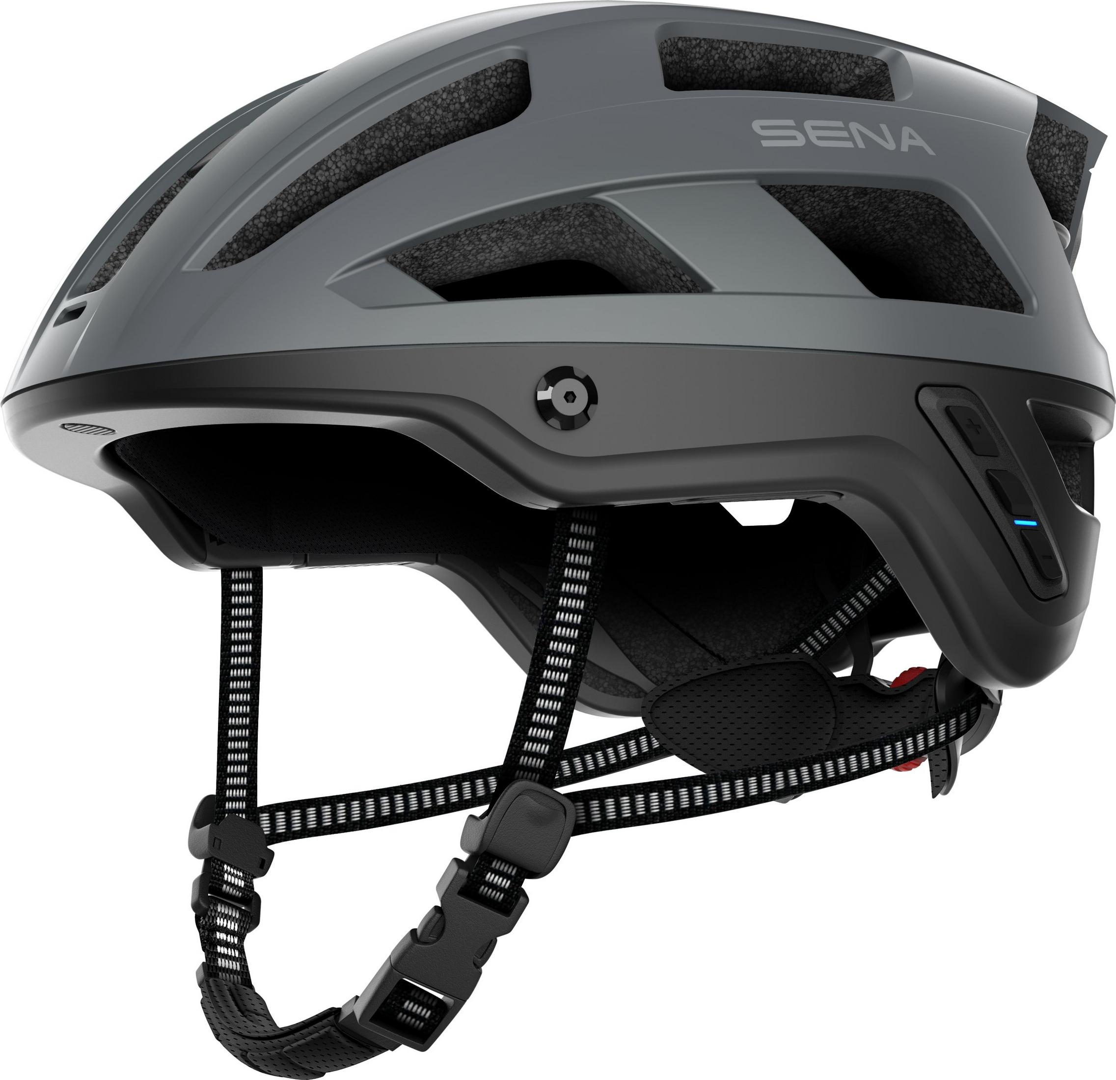 Grauer Helm mit Belüftungsöffnungen und Markennamen, schwarzen Riemen und Schnalle. Isoliert auf Weiß.