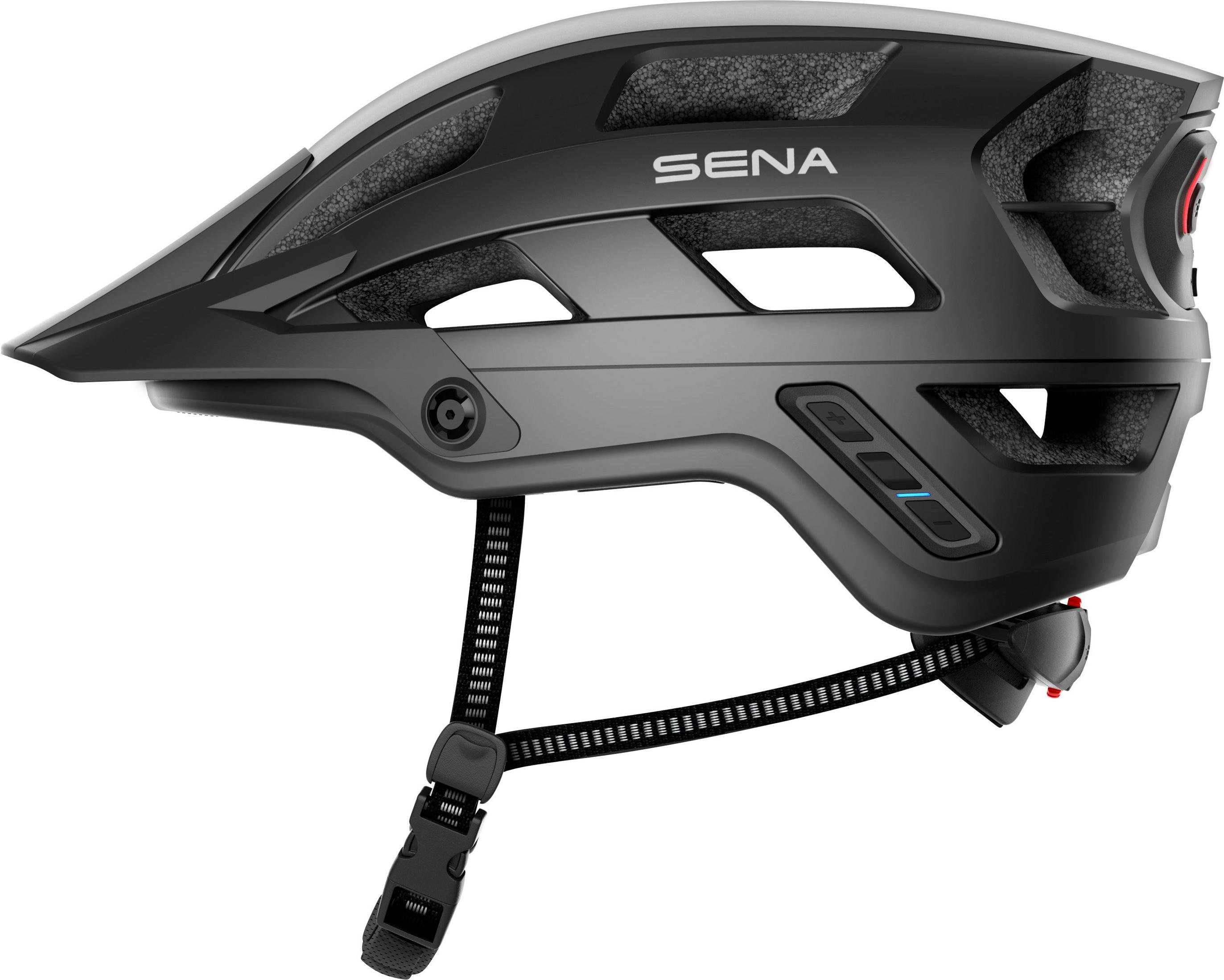 Ein schwarz-grauer Sena-Fahrradhelm. Er hat ein Visier und einen Riemen. Der Helm ist in Nahaufnahme.