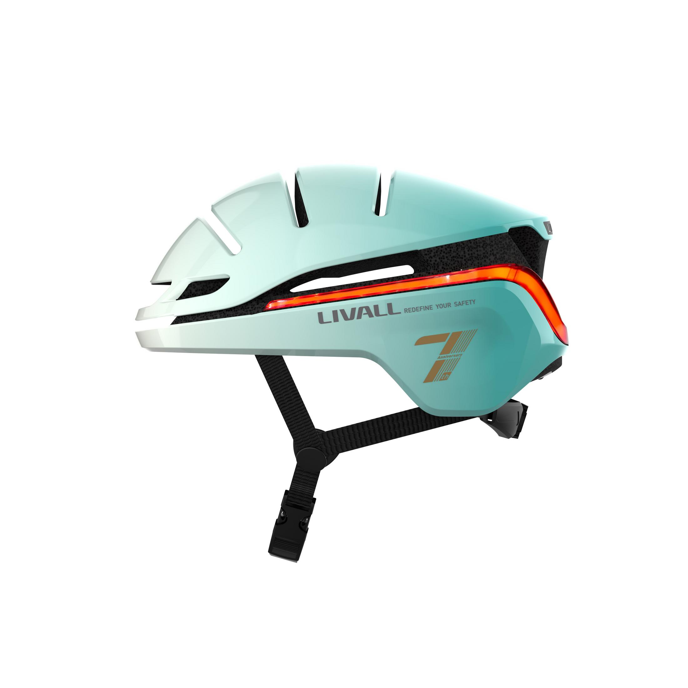 Casco da bicicletta blu. È azzurro e ha una luce rossa.