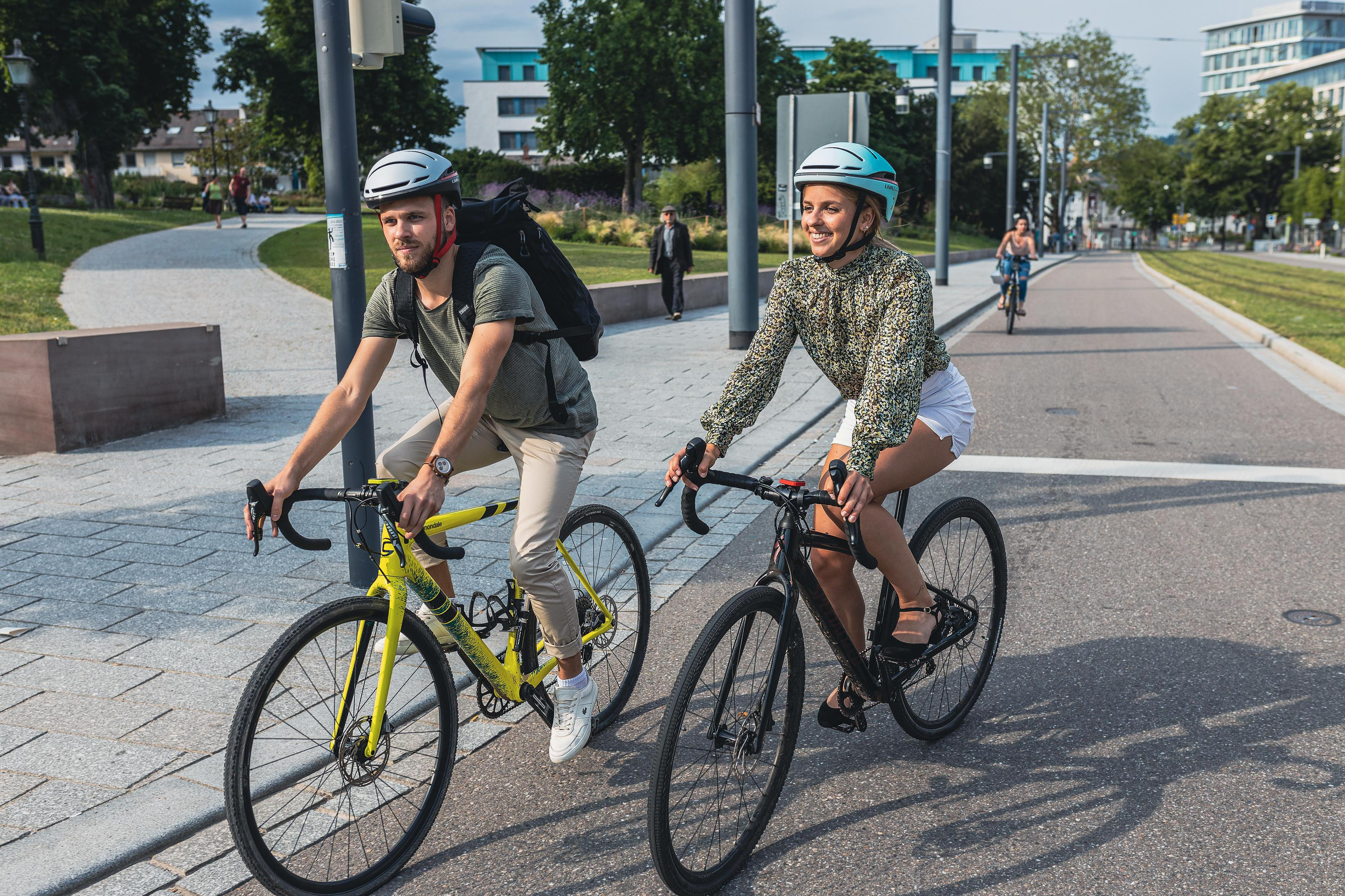 Due ciclisti in bicicletta, una gialla e una nera, che percorrono un sentiero.