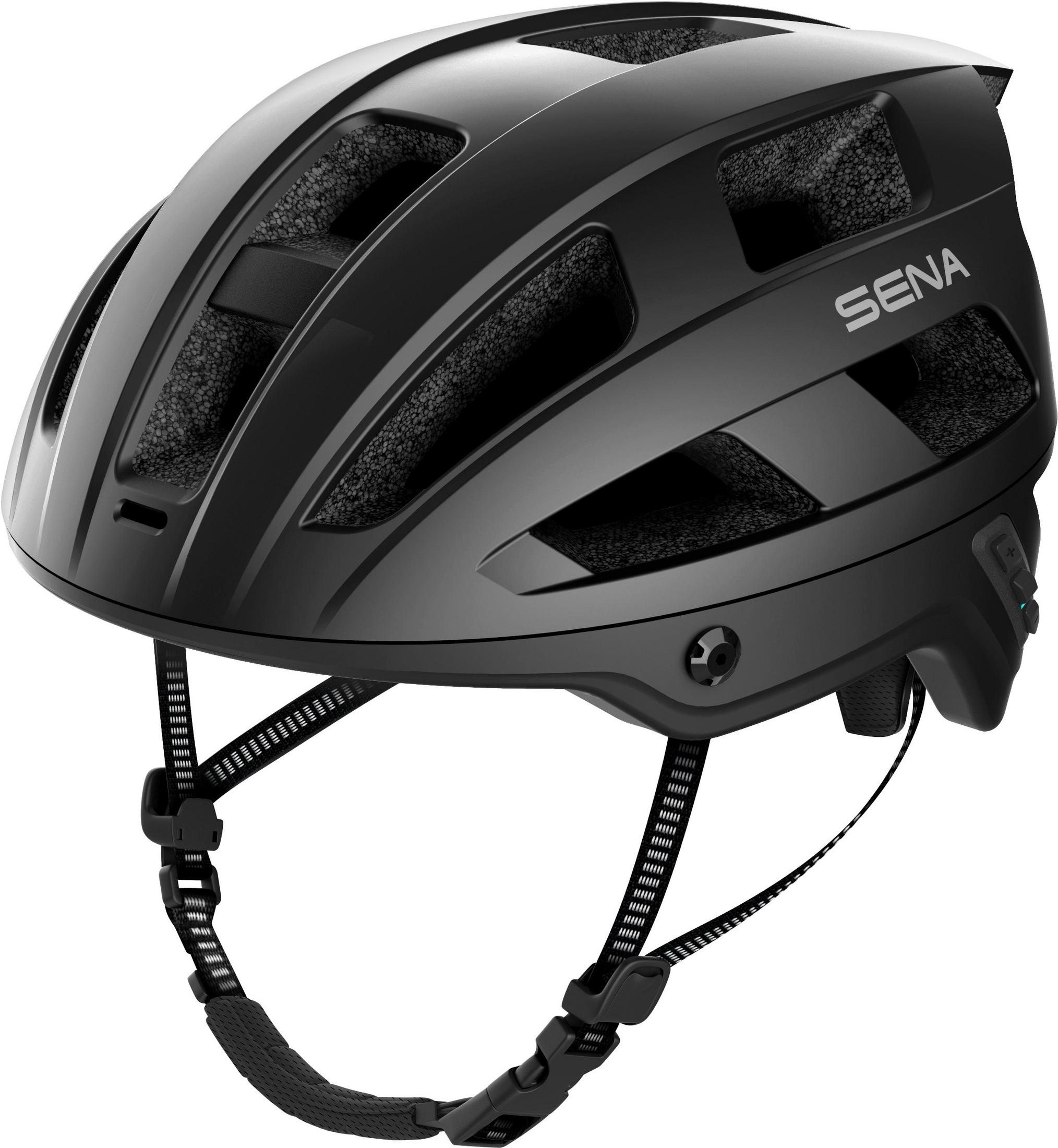 Schwarzer Fahrradhelm mit SENA-Logo. Er hat einen Kinnriemen und Belüftungsöffnungen. Weißer Hintergrund.