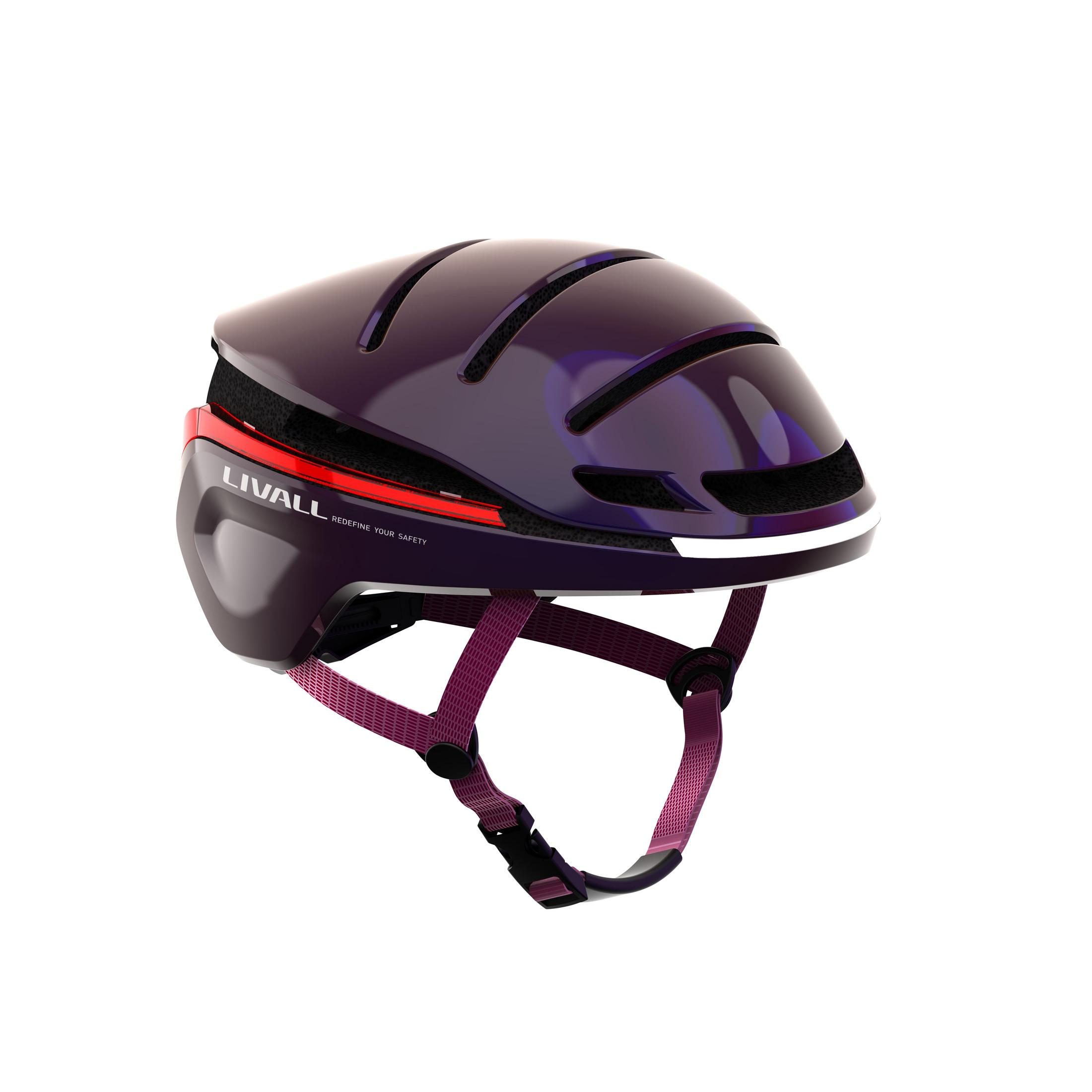 Casco da bici viola scuro con dettagli rossi e bianchi. Ha cinghie e una visiera. Sfondo bianco.