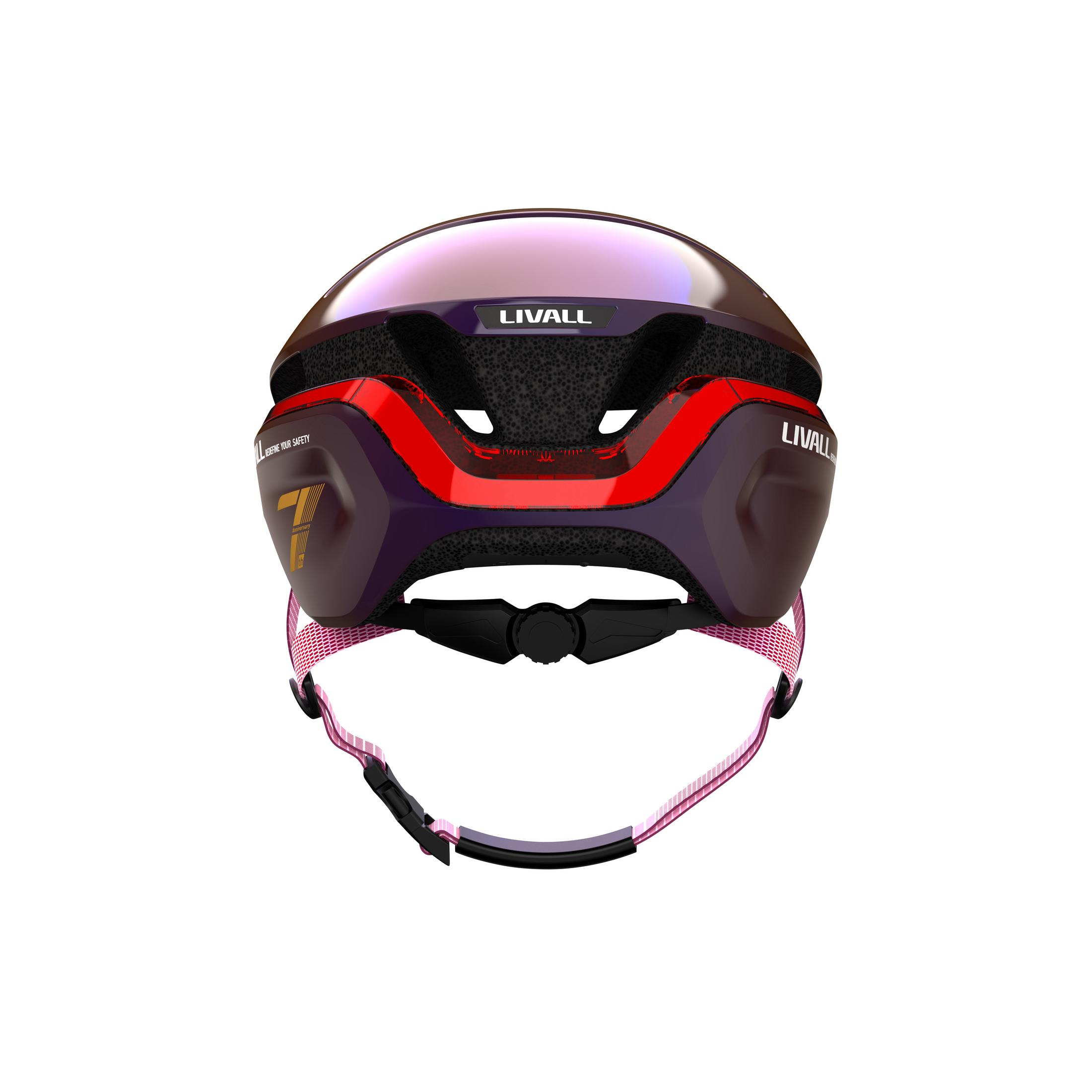 Casco da bici viola e nero con dettagli rossi. Il marchio LIVALL è visibile.