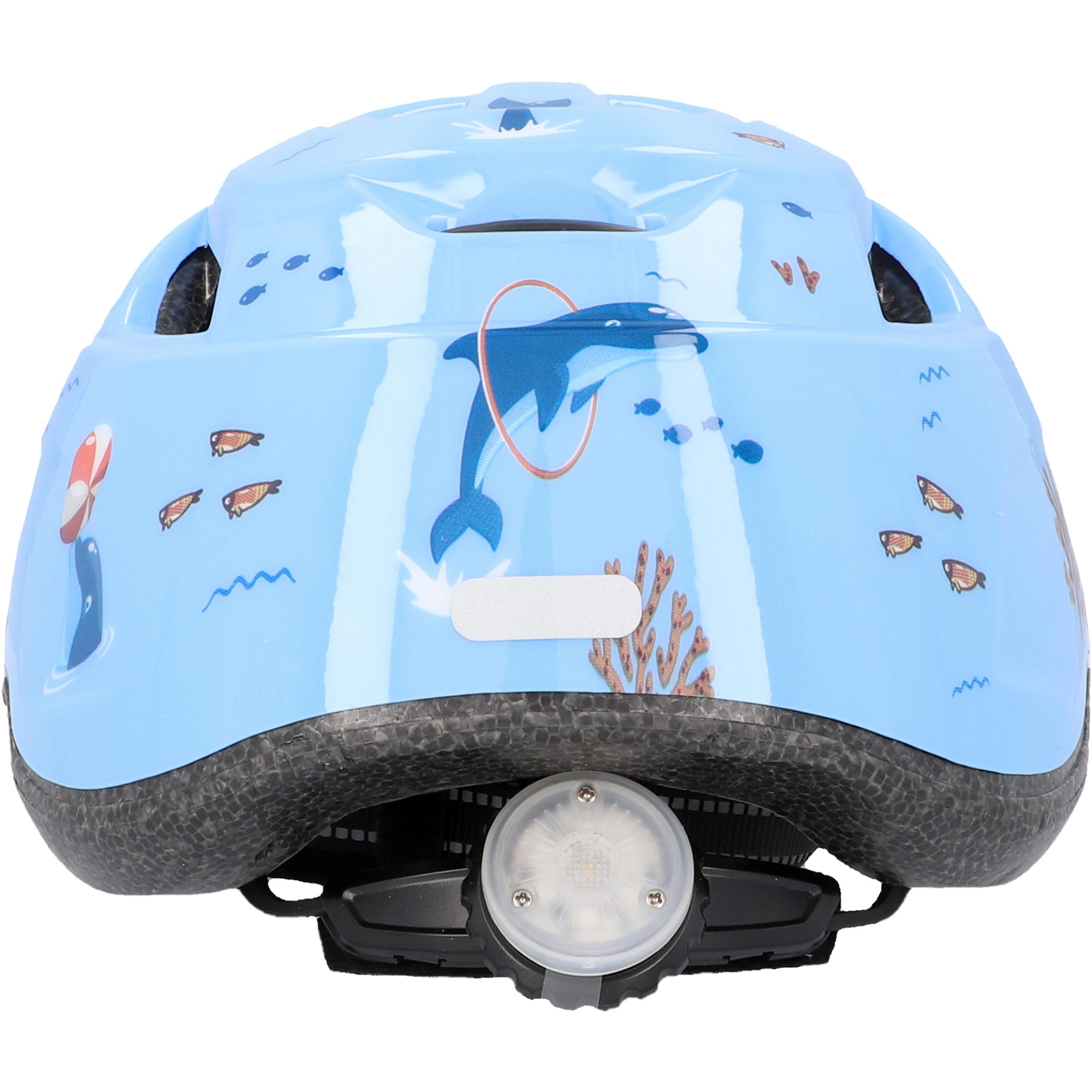 Blauer Helm mit Delphindesign, umgeben von Fischen und Blasen.