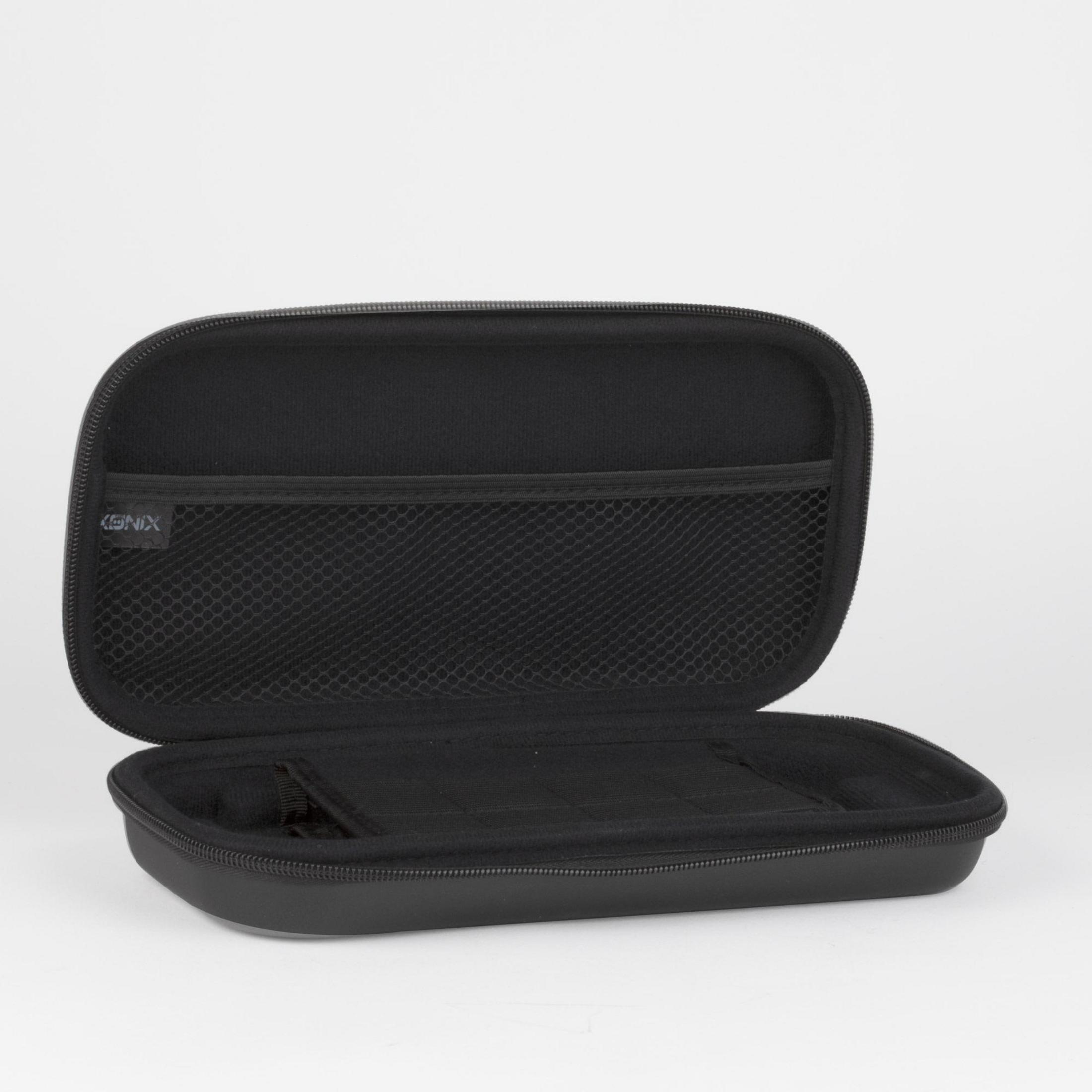 Eine offene schwarze Tasche mit Reißverschluss, Netztasche und schwarzem Innenraum.
