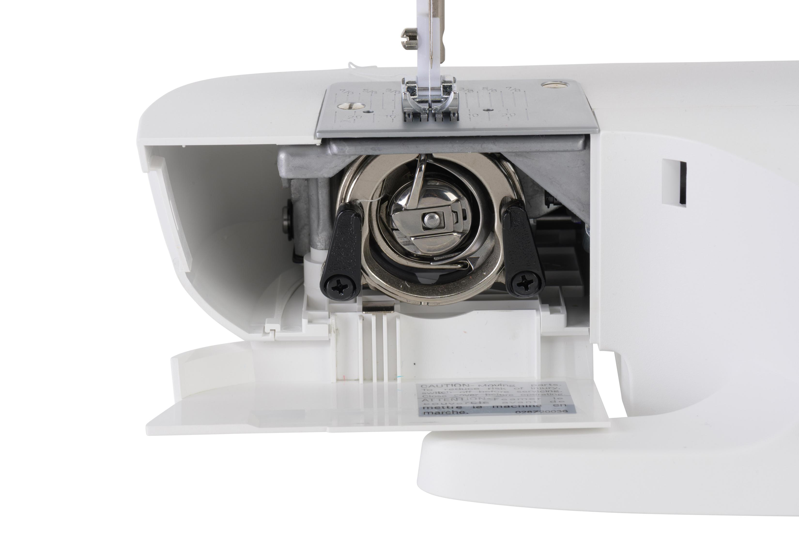 Zbliżenie białej maszyny do szycia. Otwarta pokrywa szpulki pokazująca szpulkę i igłę.