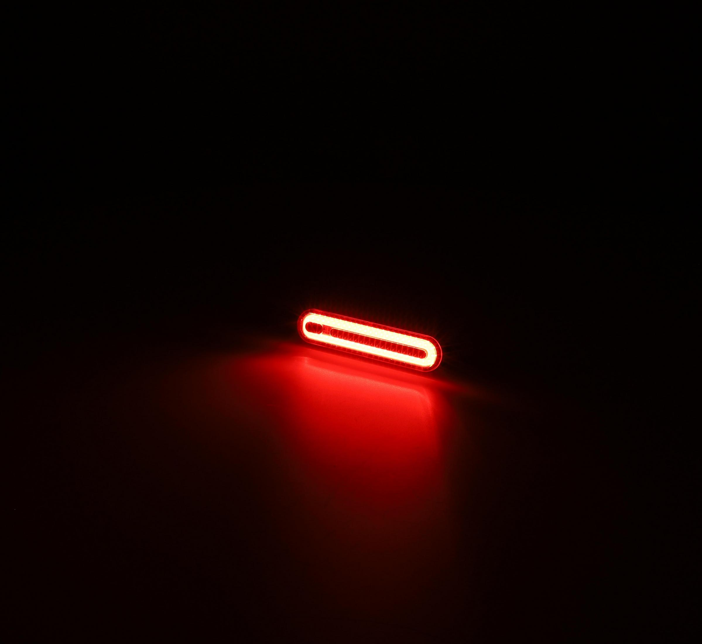 Ein roter Lichtbalken auf schwarzem Hintergrund. Es leuchtet.