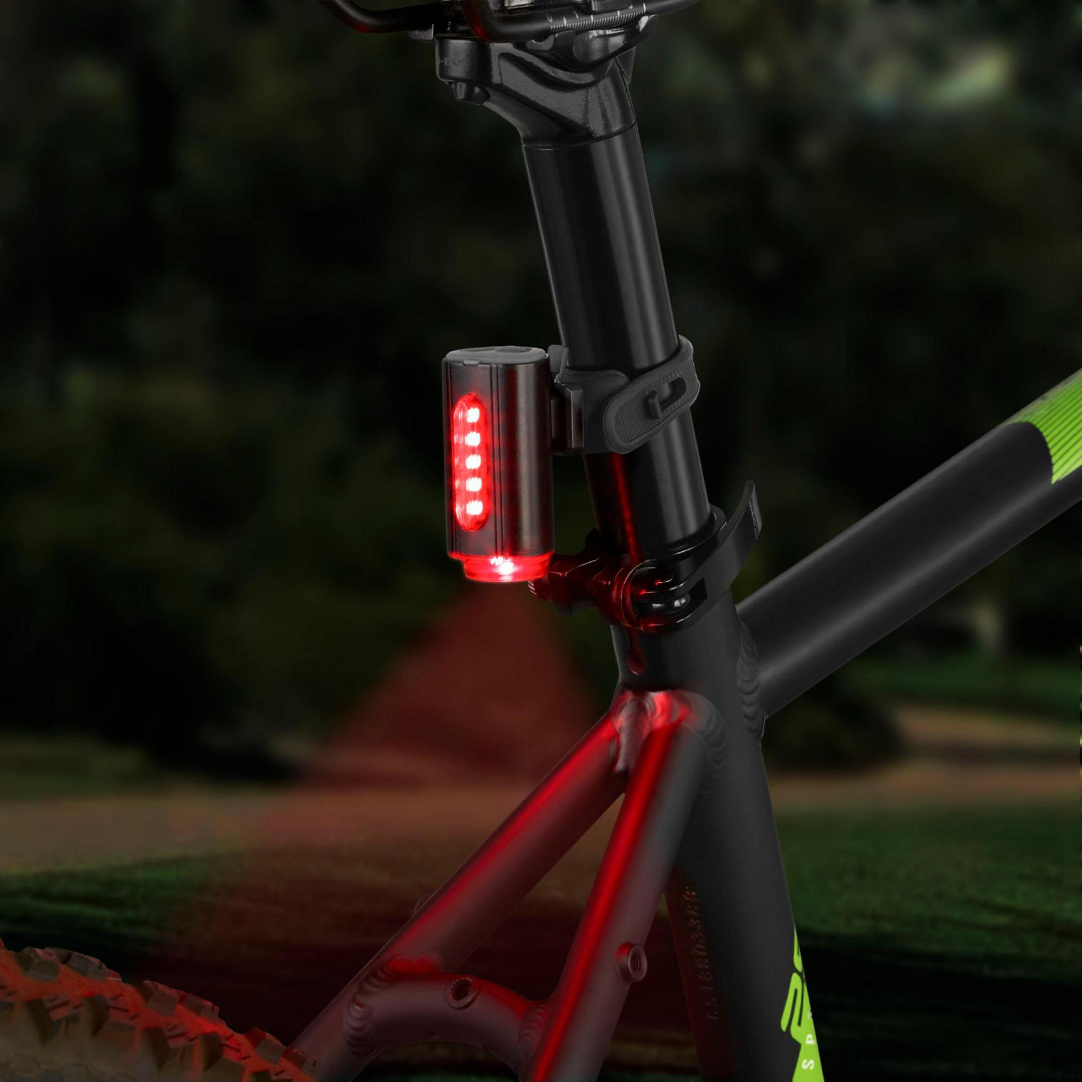 Fahrrad mit rotem Rücklicht an der Sattelstütze. Grüner und schwarzer Rahmen.