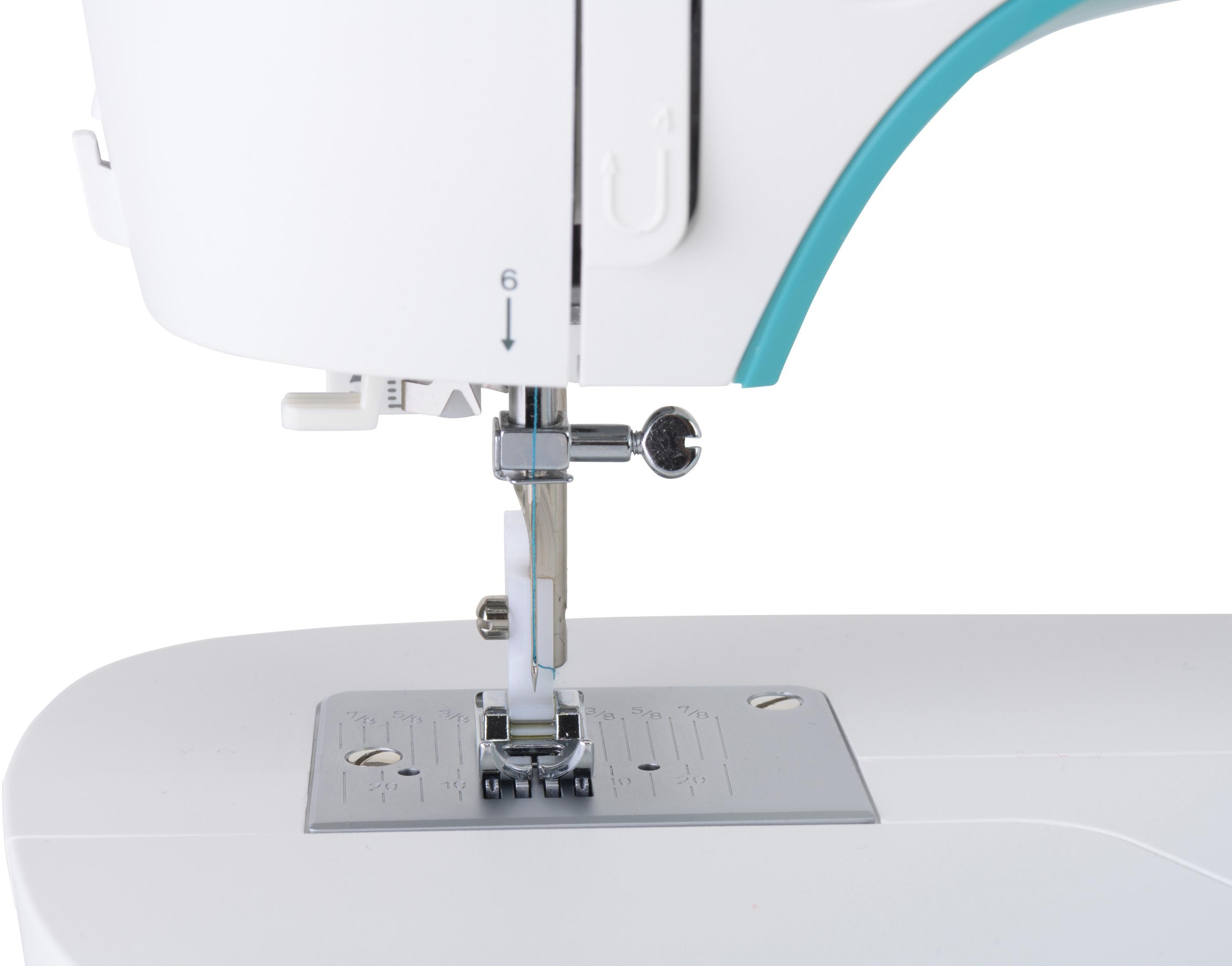Zbliżenie maszyny do szycia. Igła jest w dolnej pozycji.
