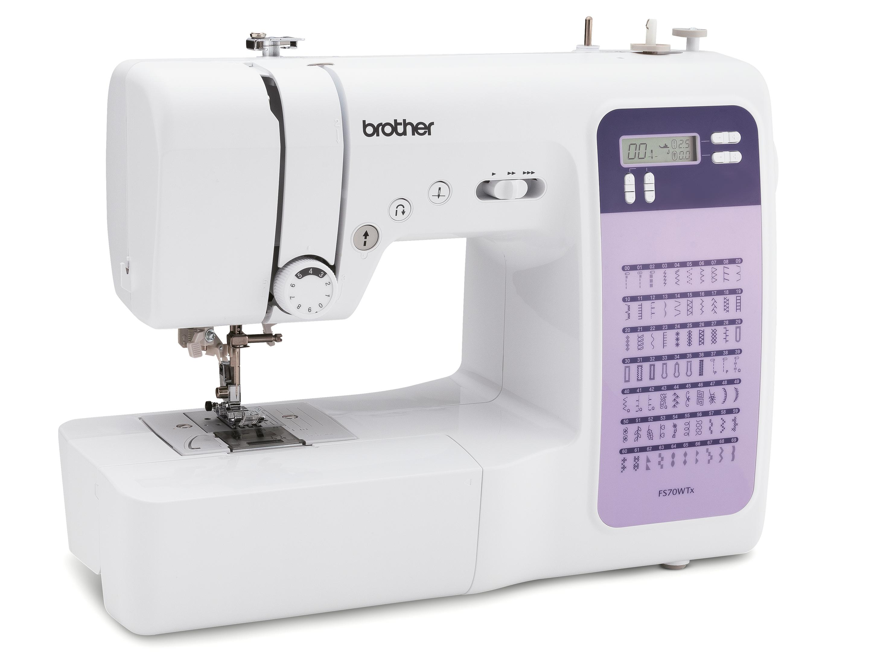 Biała maszyna do szycia z fioletowym panelem, oznaczona jako 'brother'. Widoczna igła i szpulka.