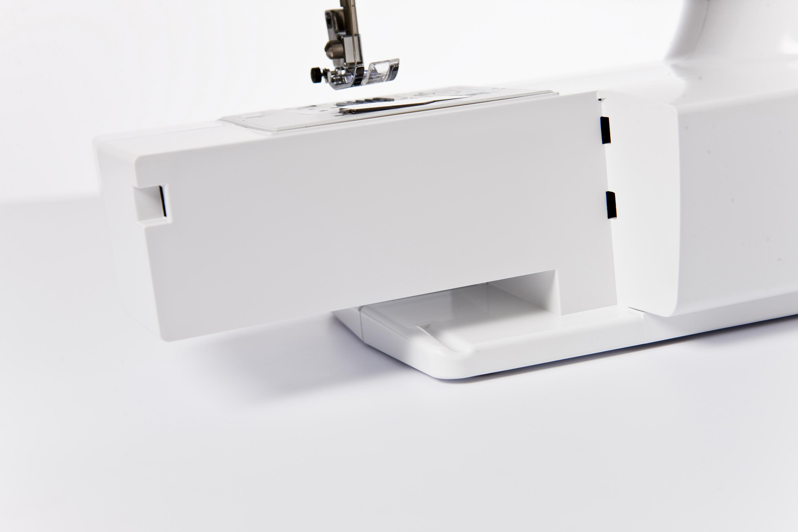 Zbliżenie białej maszyny do szycia na białym tle.