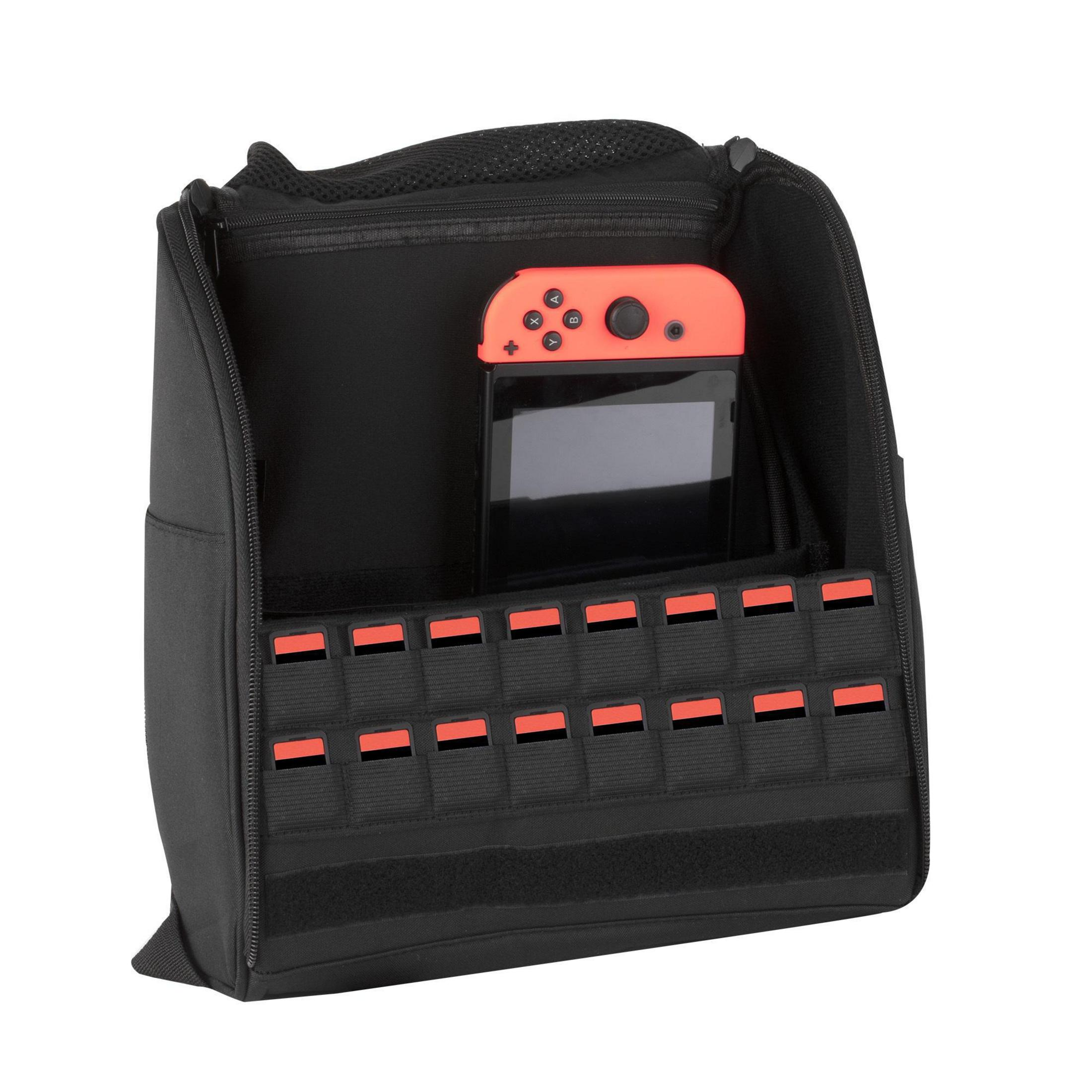 Schwarze Tasche mit orangefarbenen Akzenten, hält eine Nintendo Switch.