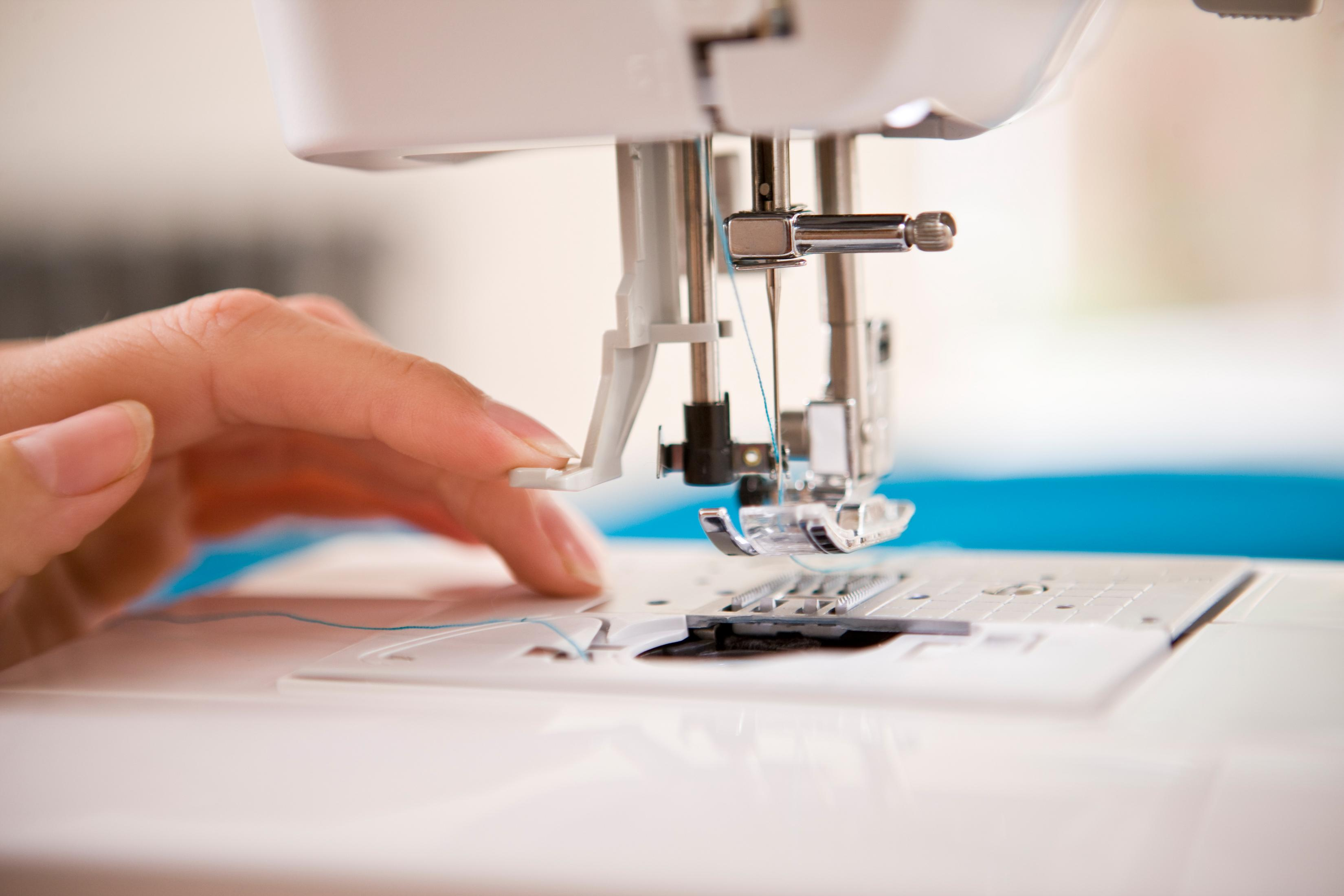 Biała osłona ekranu z podniesionym rogiem.