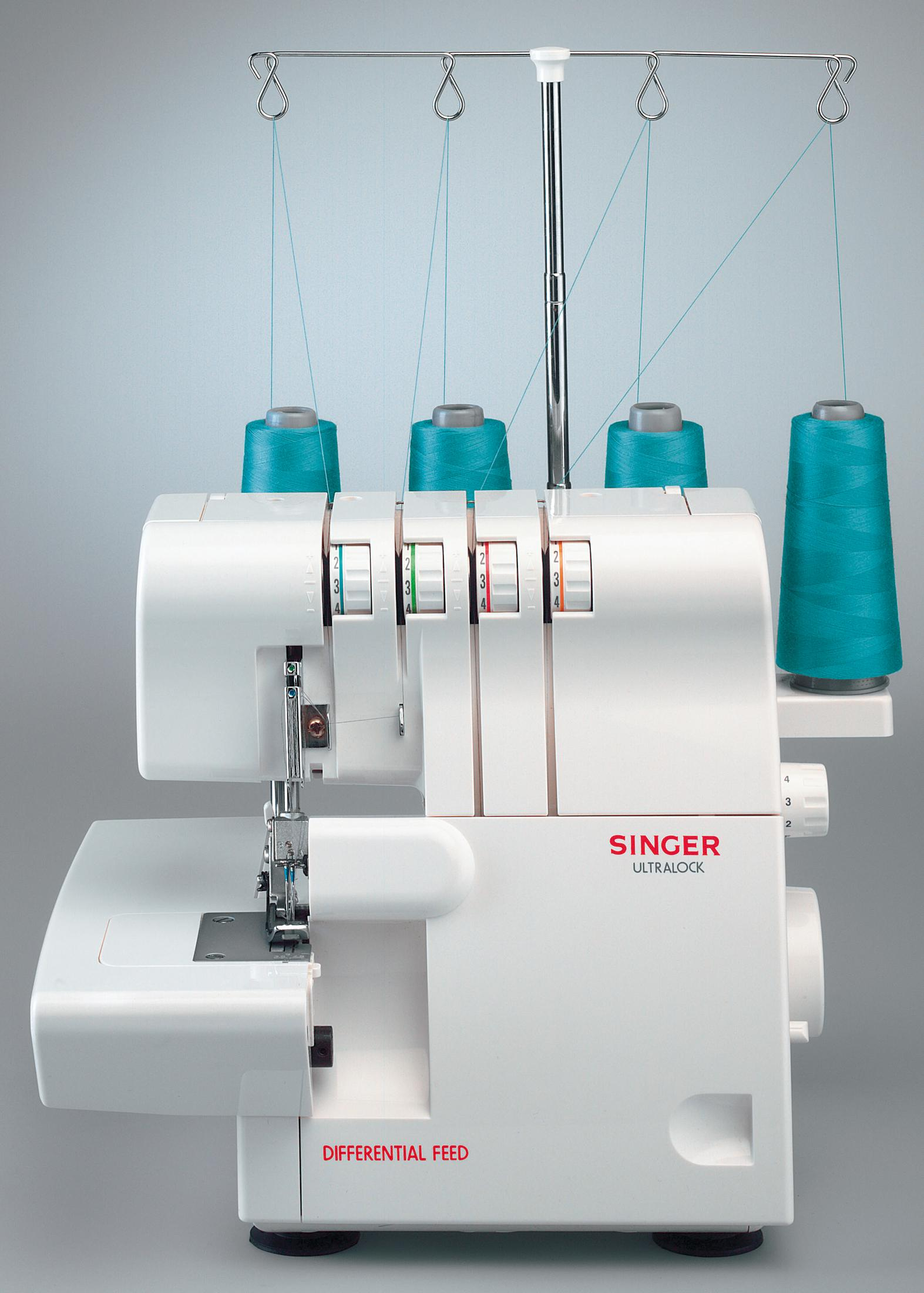Biała owerlok Singer Ultralock. Ma zielone szpulki nici i turkusową nić.