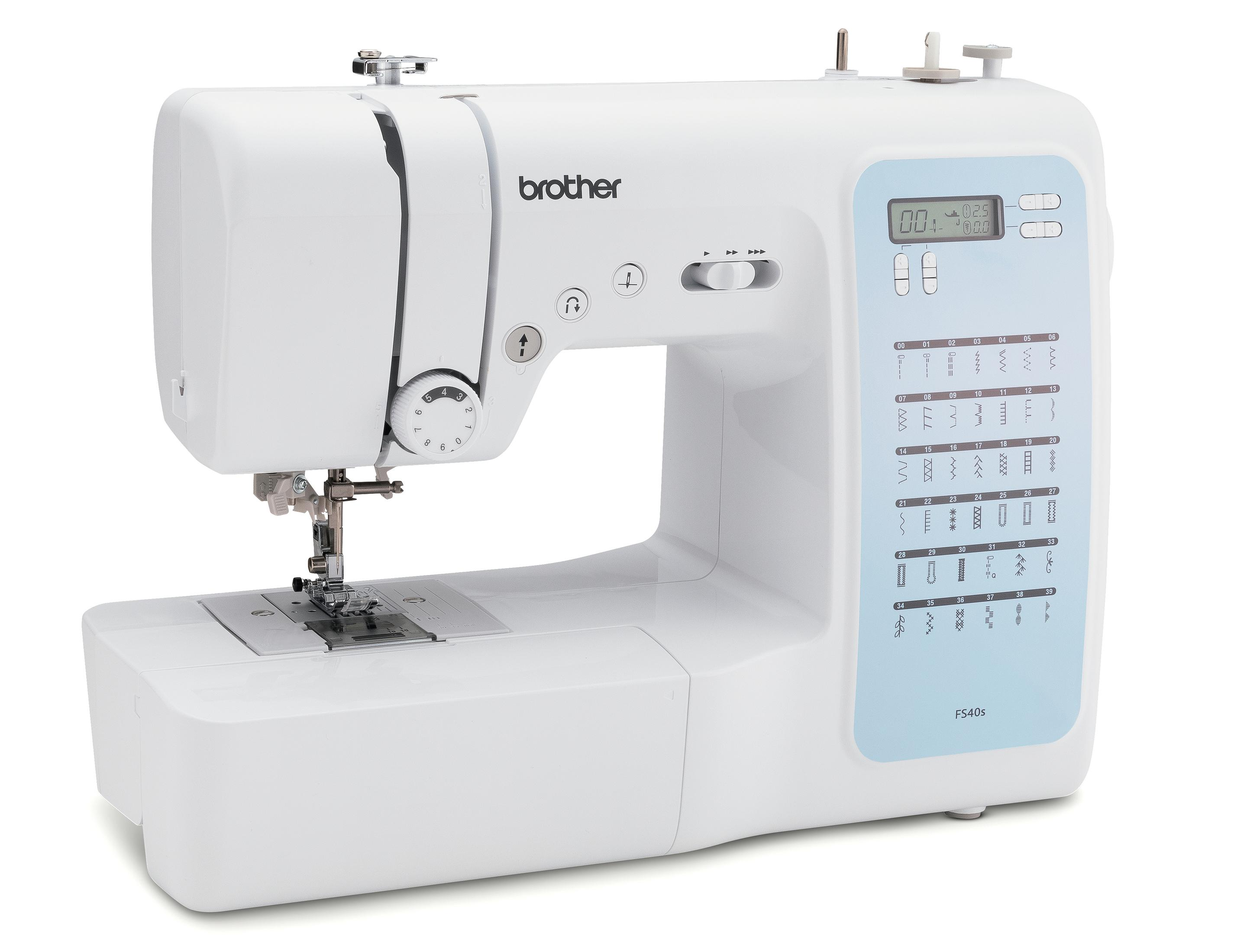 Biało-niebieska maszyna do szycia Brother. Niebieski wyświetlacz i selektor ściegów.