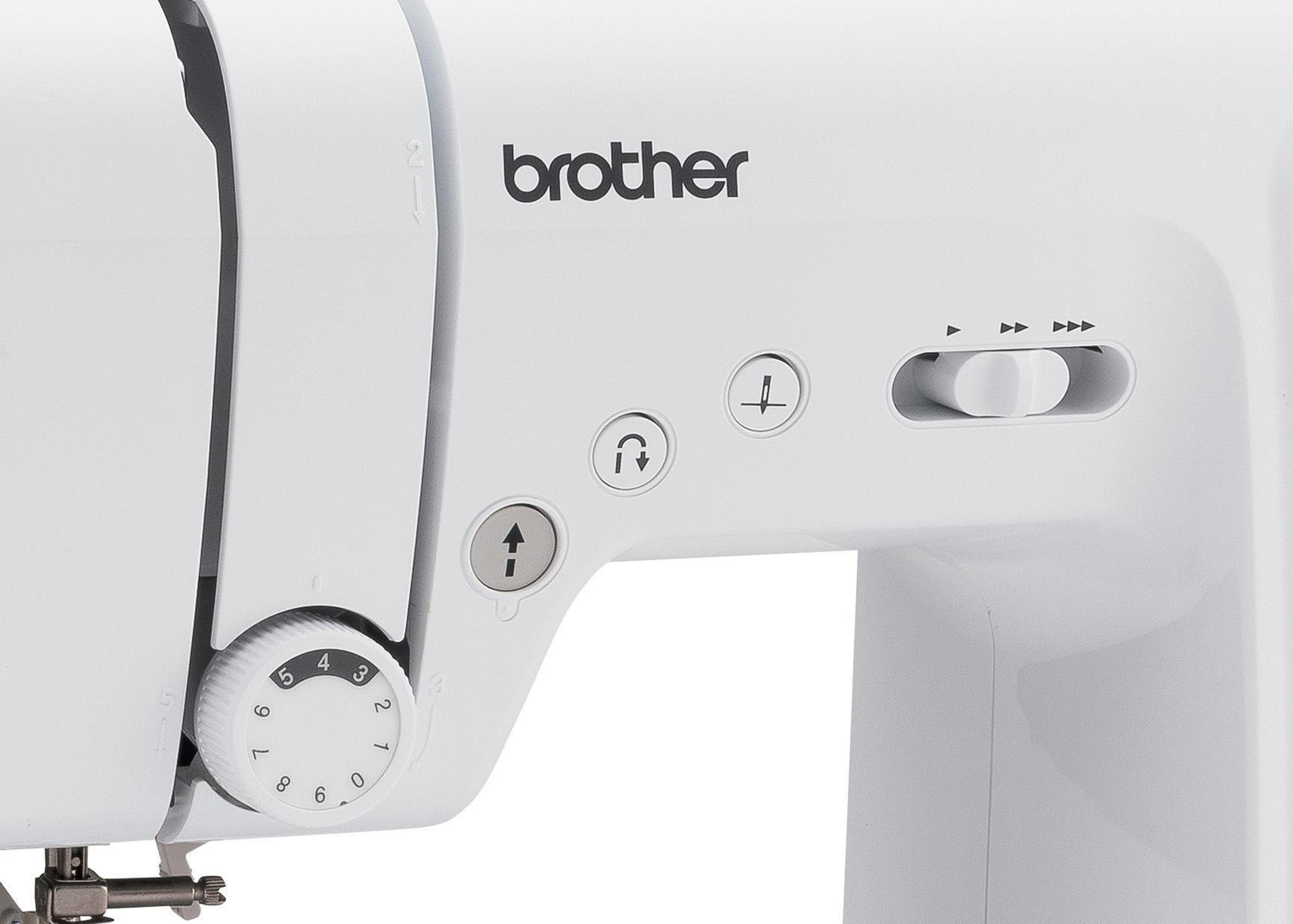 Biała maszyna do szycia Brother z przyciskami sterowania i pokrętłem. Widoczna nazwa marki.
