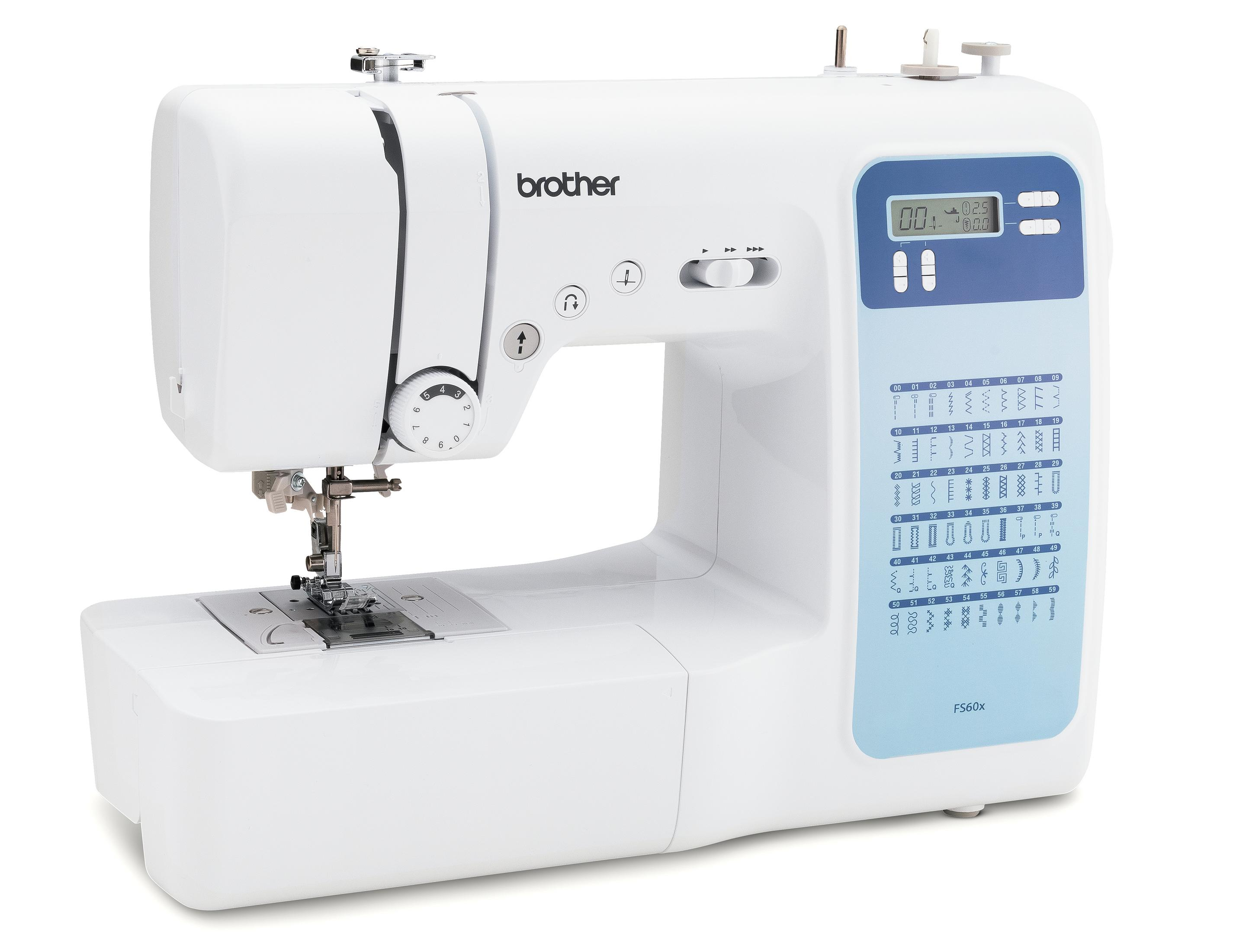 Biała maszyna do szycia Brother z niebieskim panelem sterowania i białym tłem, skierowana w lewo.