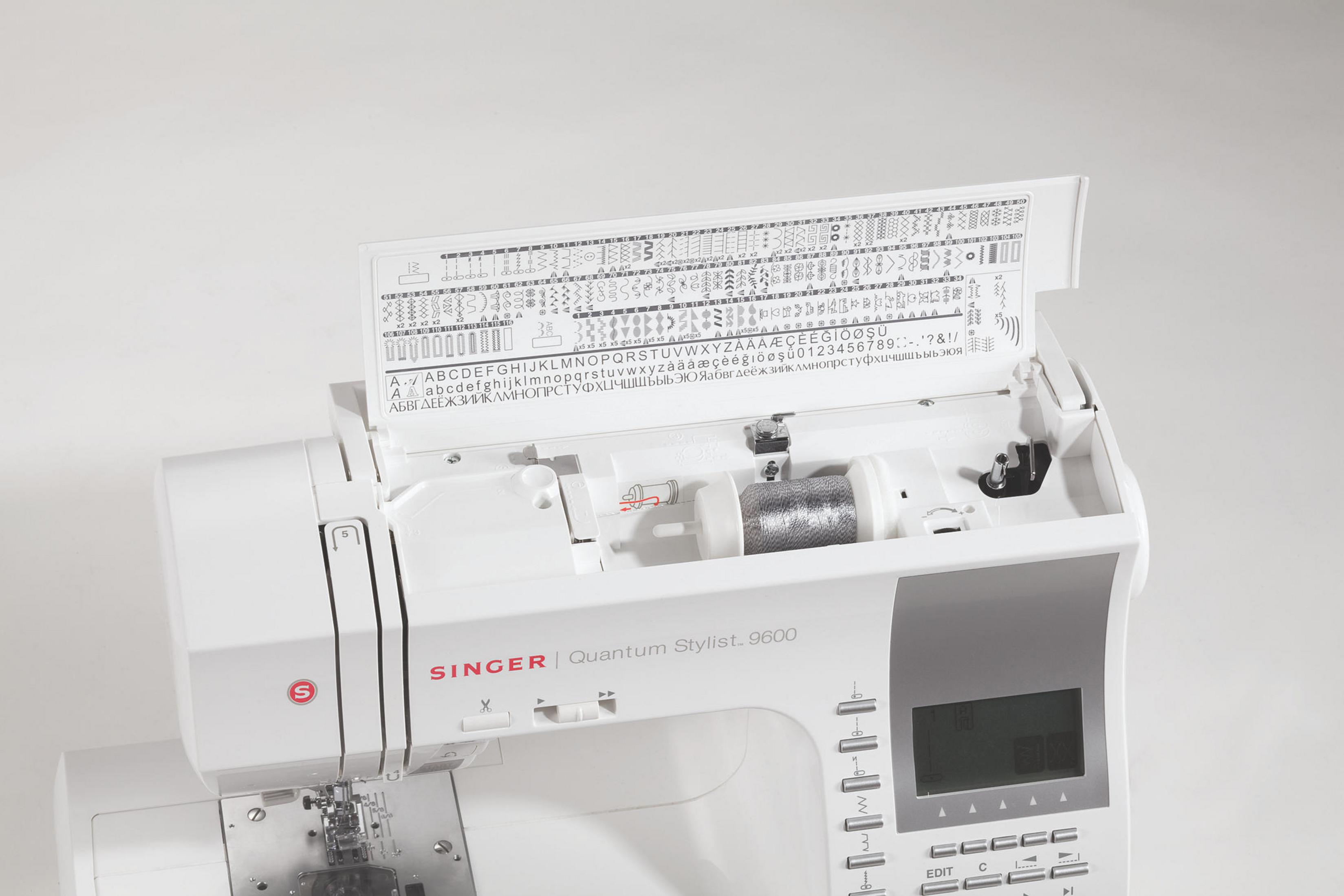 Biała maszyna do szycia z otwartą górą, ujawniająca szpulkę i tabelę wyboru ściegów.