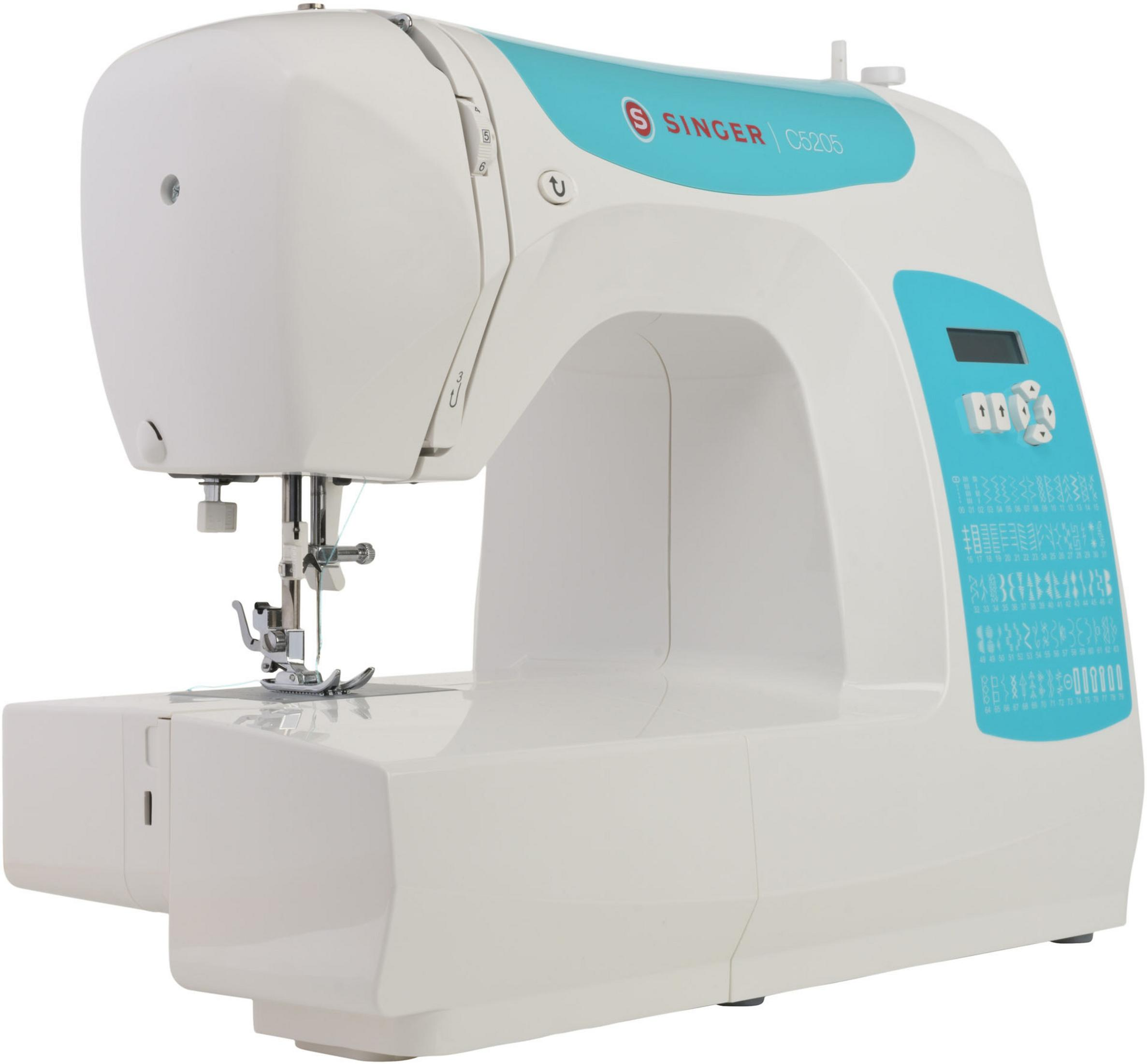 Biała maszyna do szycia Singer z niebieskimi akcentami i wyświetlaczem cyfrowym.