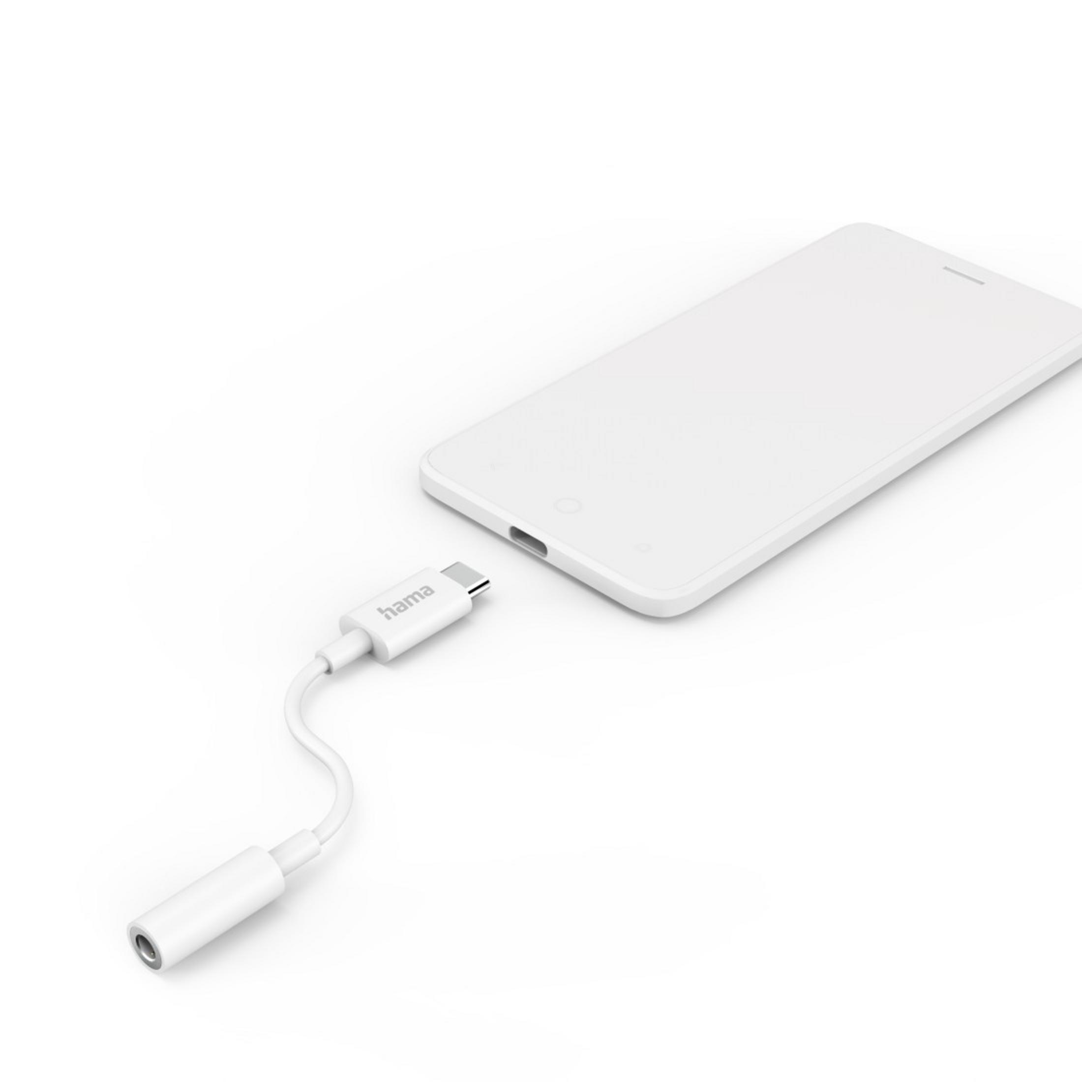 Weißes Telefon mit weißem USB-C-Adapter auf weißem Hintergrund. Adapter angeschlossen.