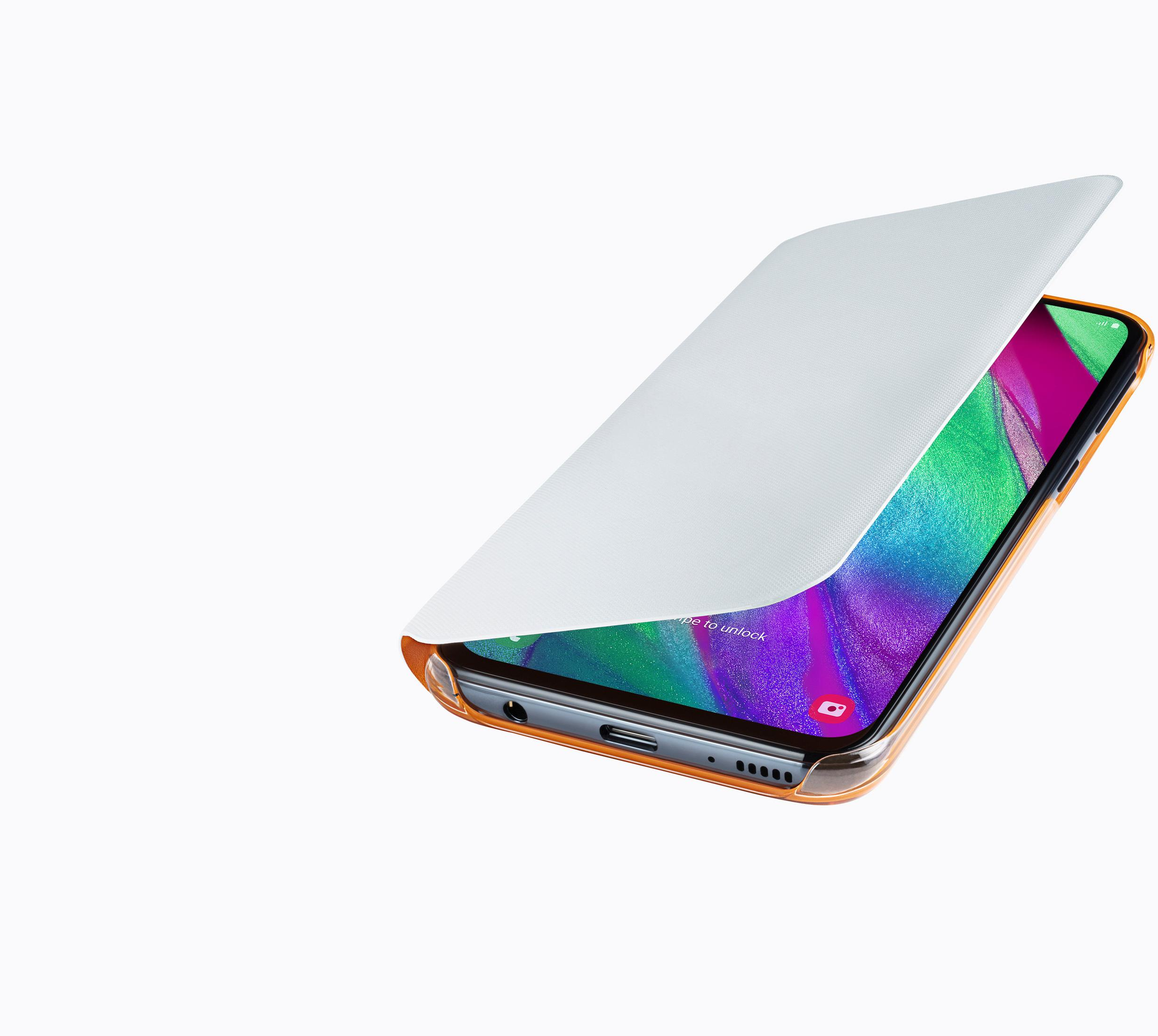 Telefon z etui, częściowo otwartą pokrywą, pokazujący ekran i pomarańczową ramkę na białym tle.