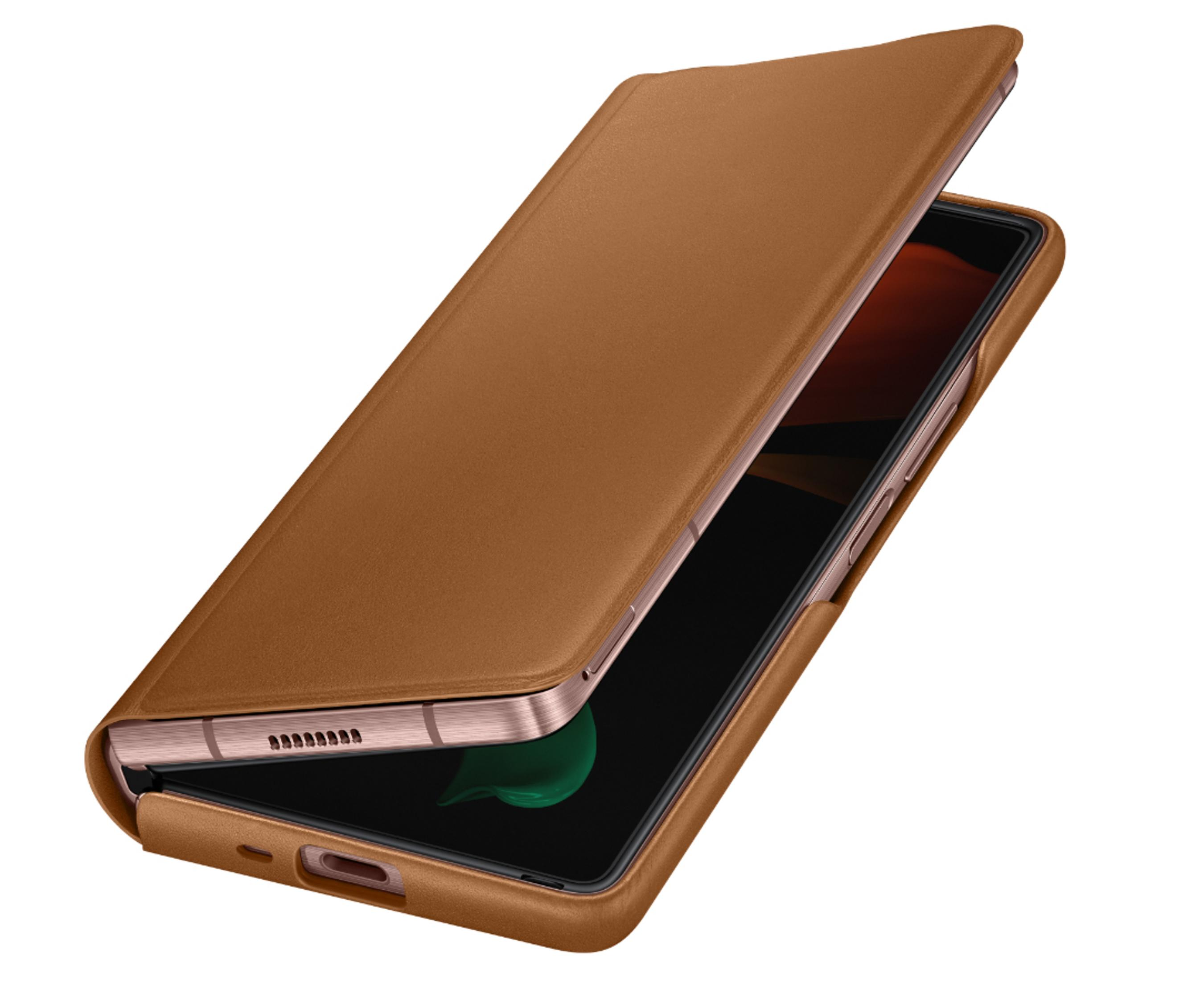 Funda de teléfono de cuero marrón abierta, revelando un teléfono plegado.