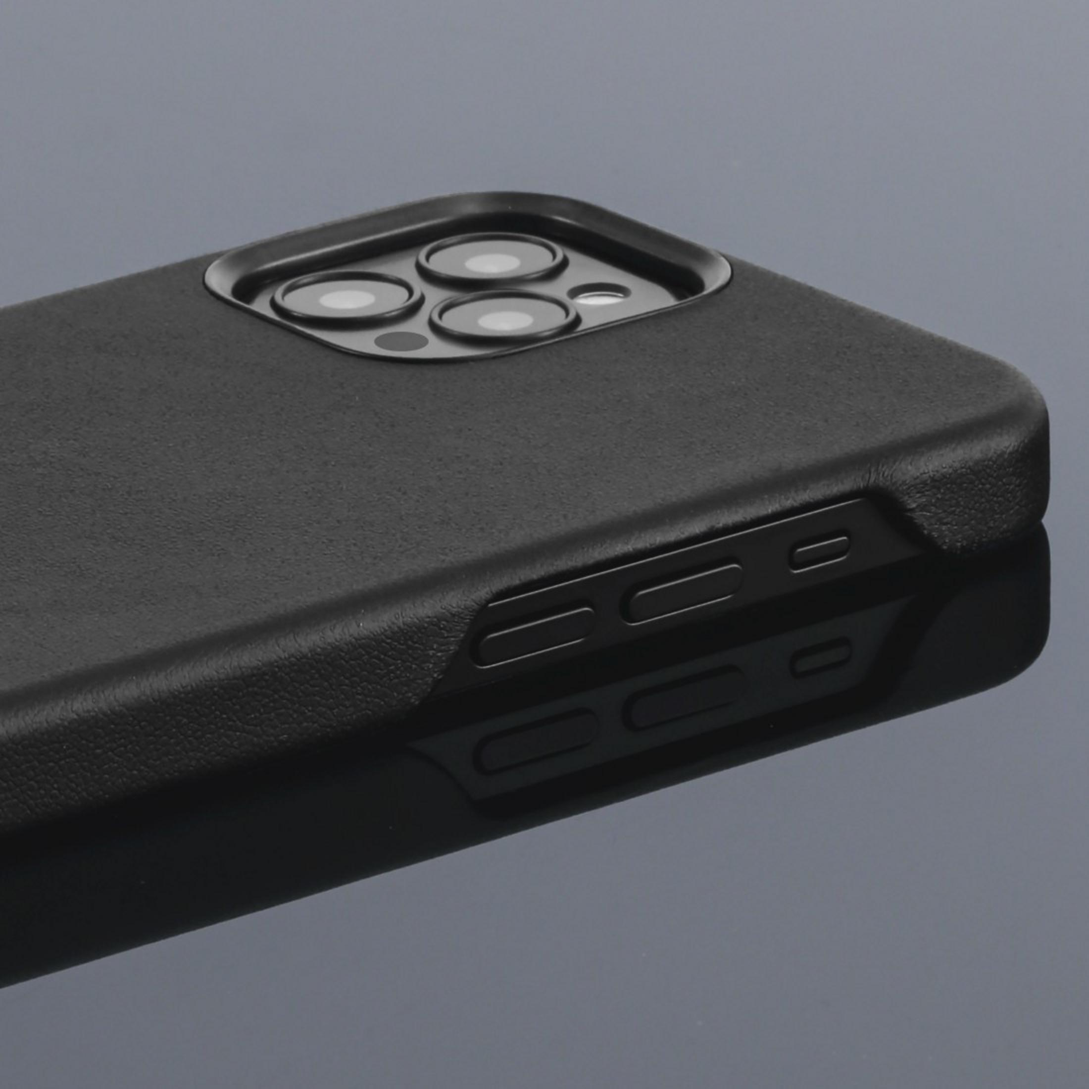 Czarne etui na telefon z wycięciami na aparat, na odblaskowej powierzchni. Etui jest pochylone.