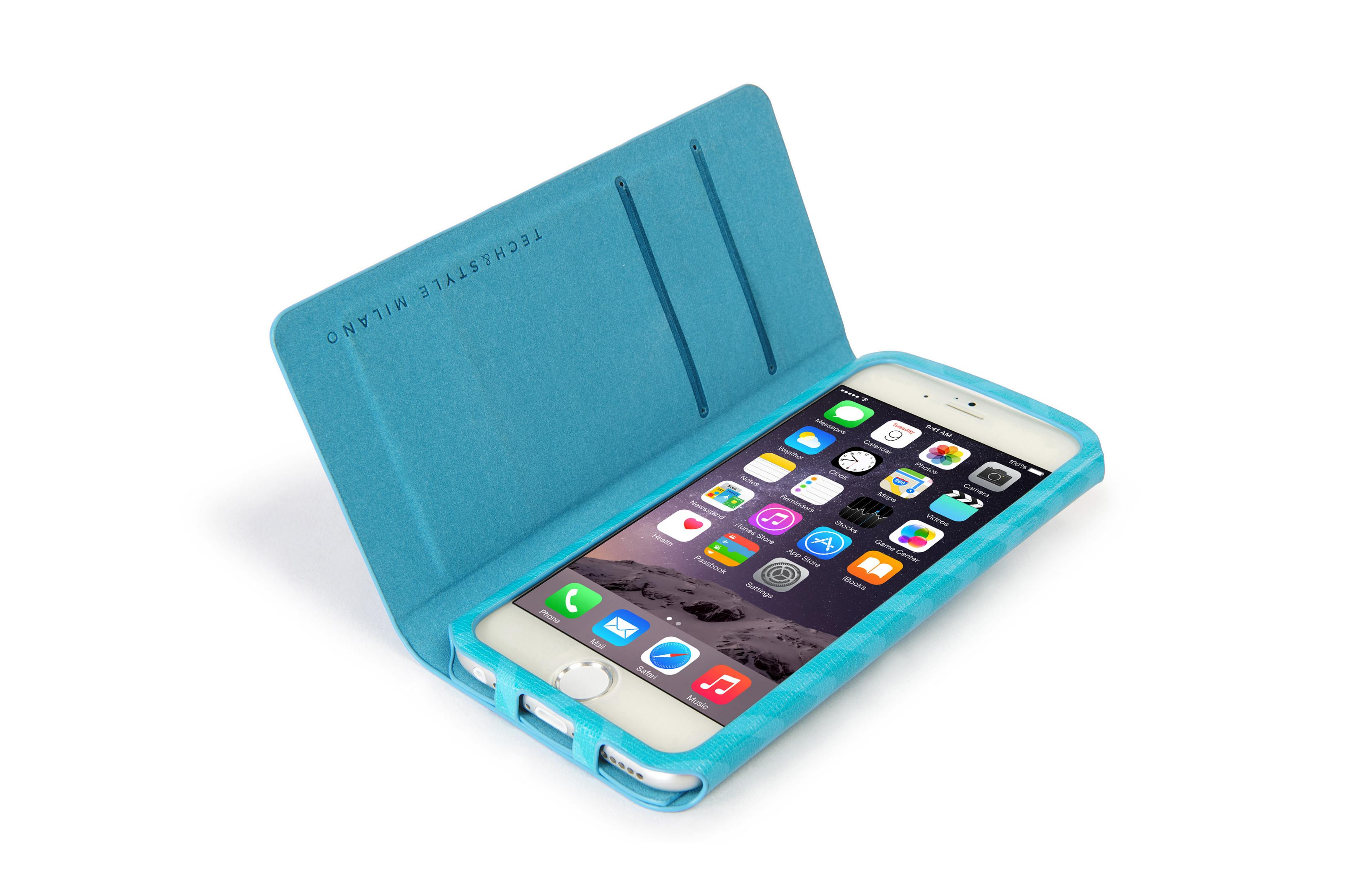 Un iPhone bianco in una custodia blu con la cover aperta. Lo schermo mostra le icone delle app.