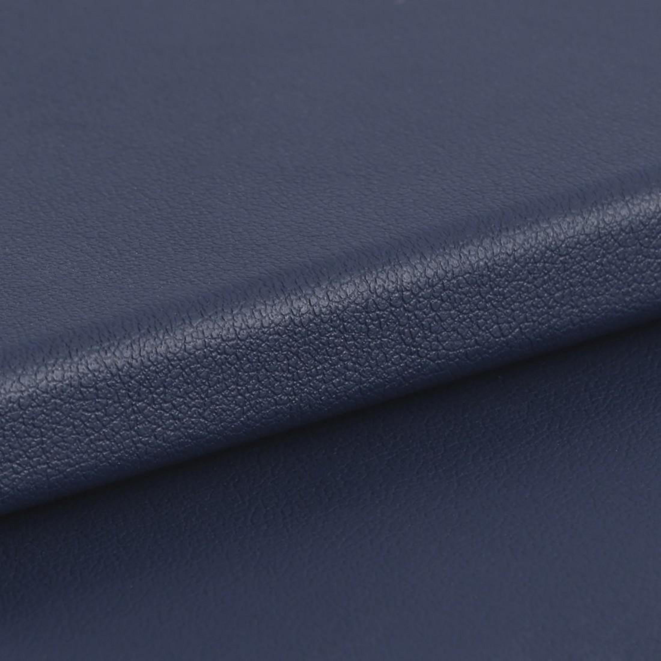 Zbliżenie na granatową fakturę skóry. Powierzchnia jest lekko teksturowana.