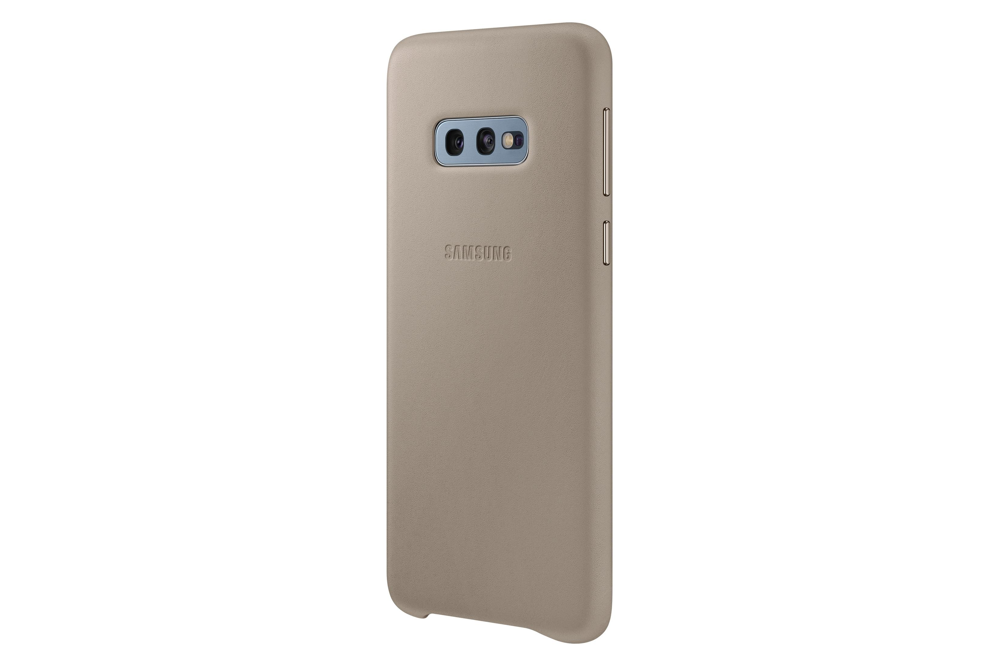 Un teléfono Samsung beige en una funda beige, vista trasera, con cámara y botones visibles.