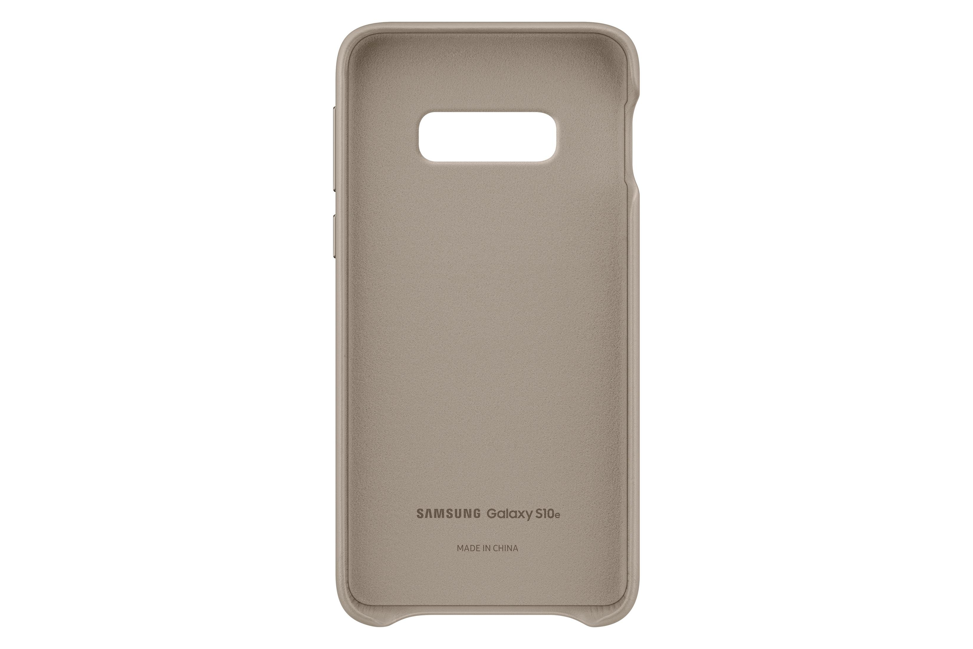 Interior de funda de teléfono beige con las marcas Samsung Galaxy S10e y Made in China.