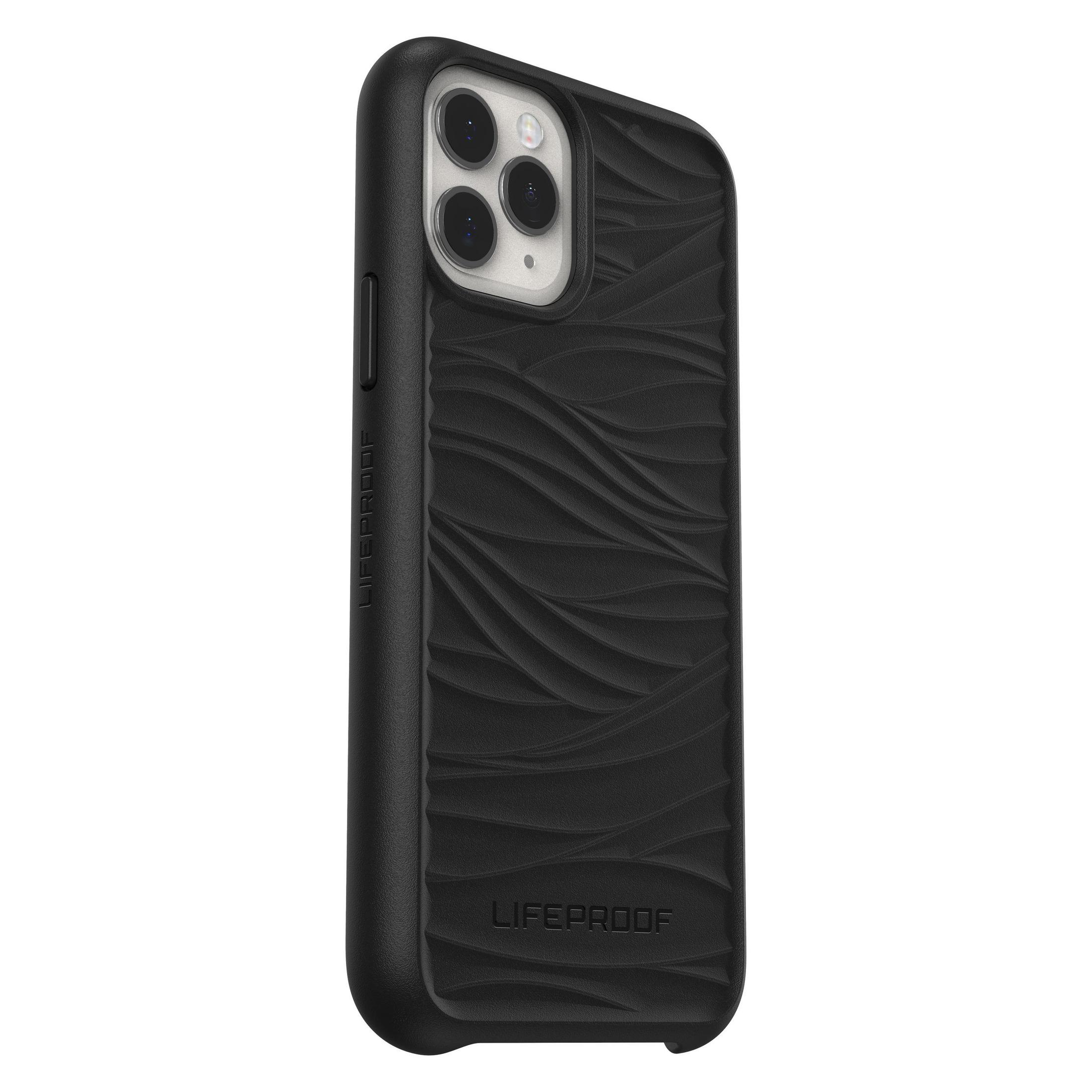 Schwarze Handyhülle mit strukturiertem Design. Weißer Hintergrund.