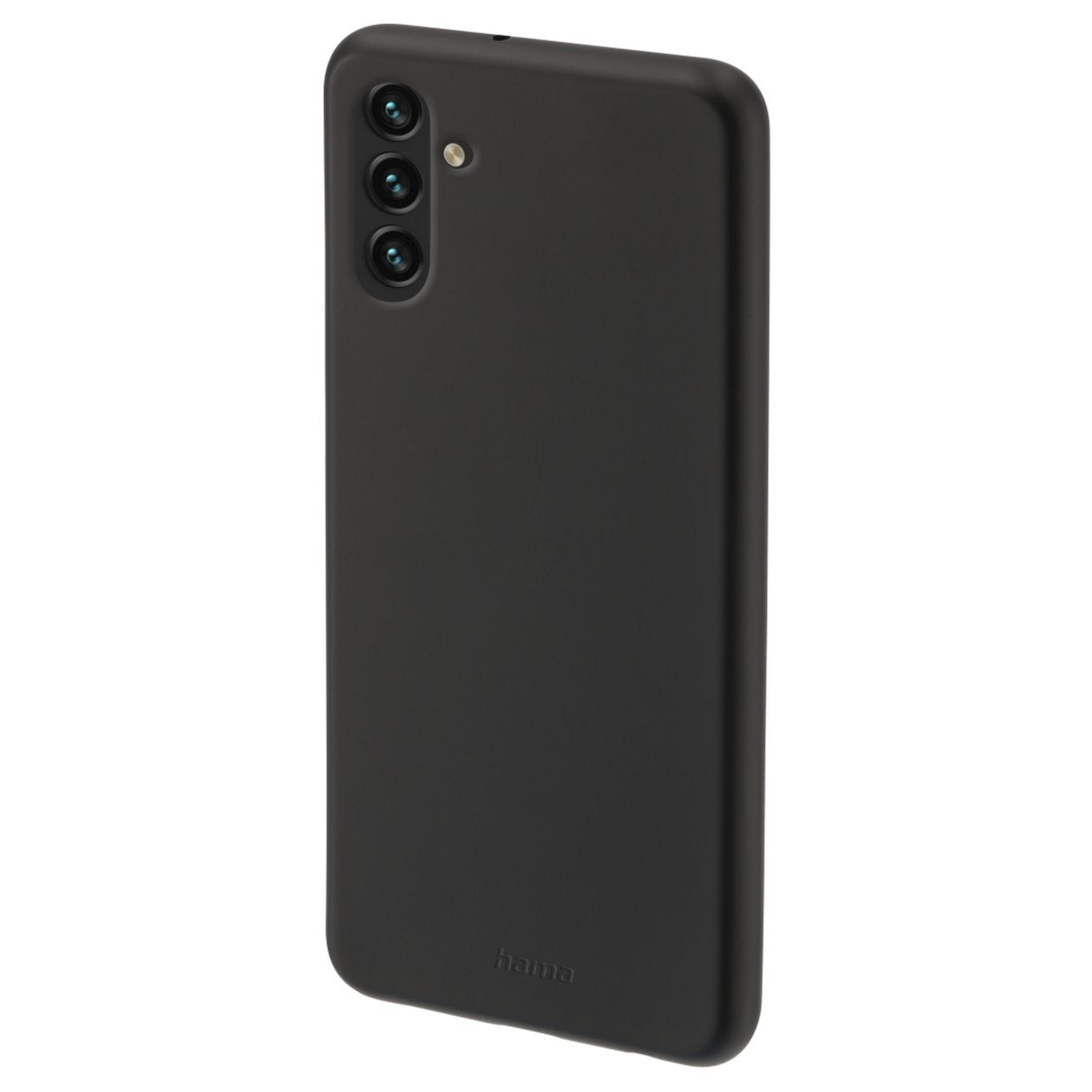 Custodia nera per telefono. Presenta una configurazione a tripla fotocamera e un flash. Logo Hama in basso.