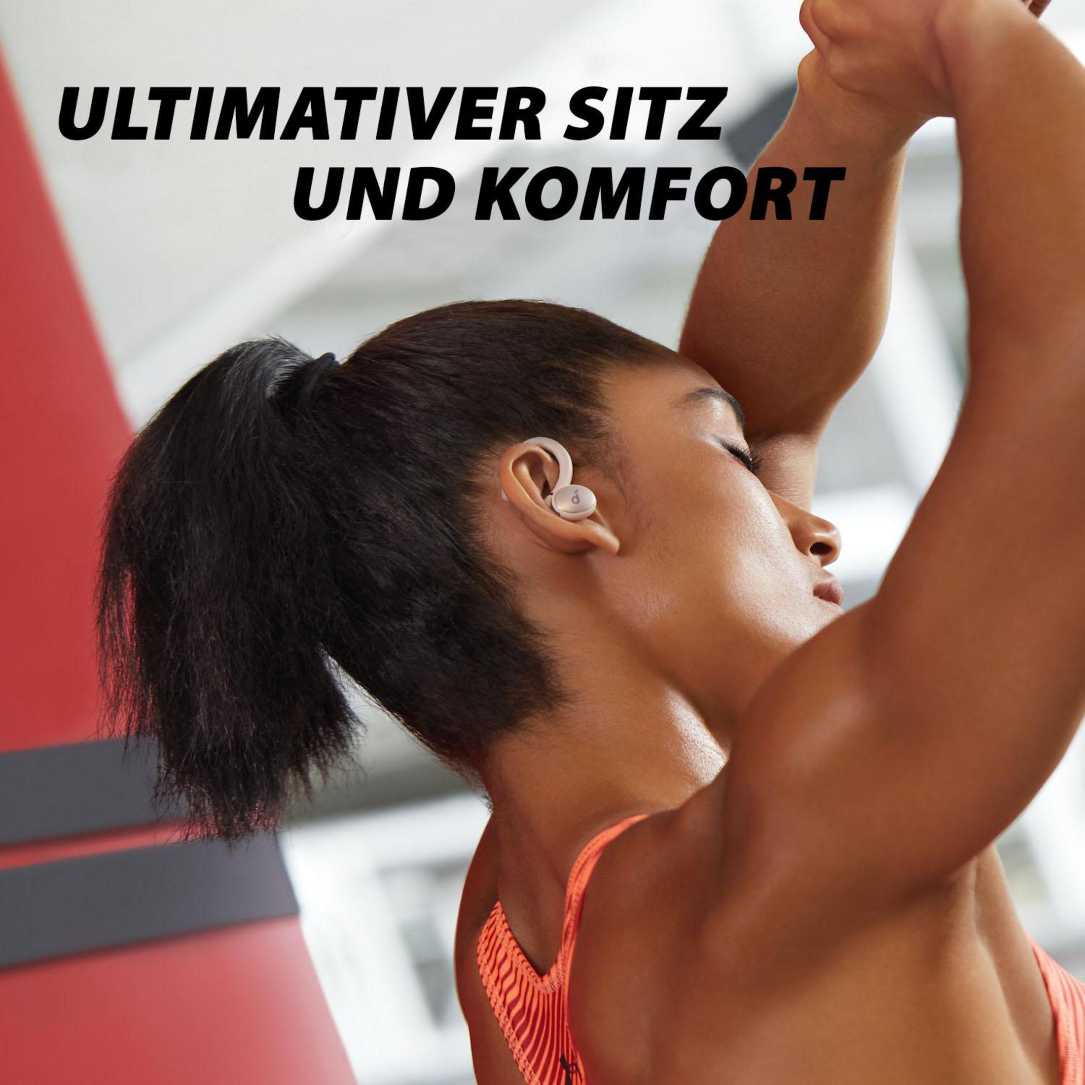 Mujer con auriculares, ojos cerrados, brazos arriba. Texto: ULTIMATIVE SITZ UND KOMFORT.