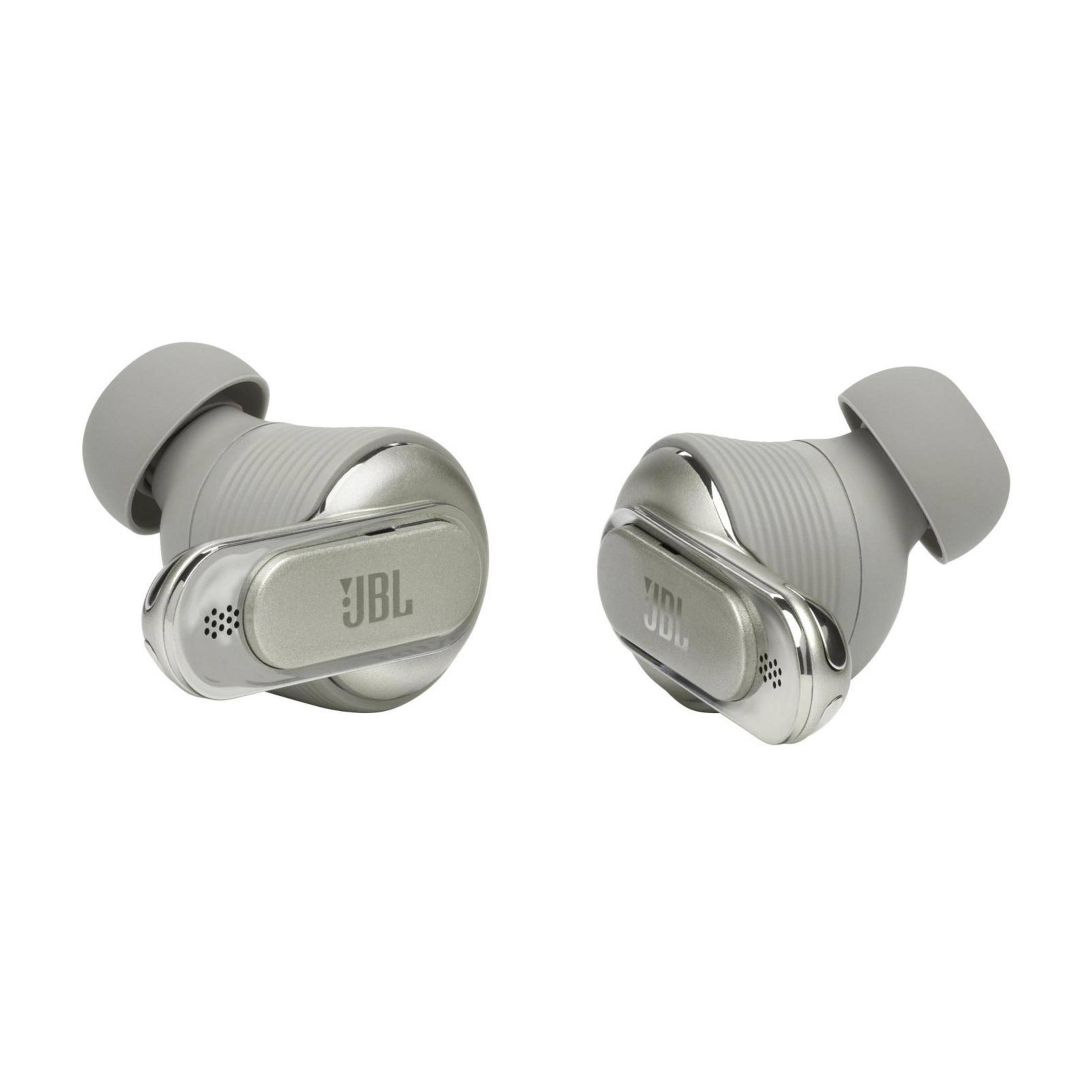 Due auricolari JBL grigi, con un accento argentato, sono sdraiati.