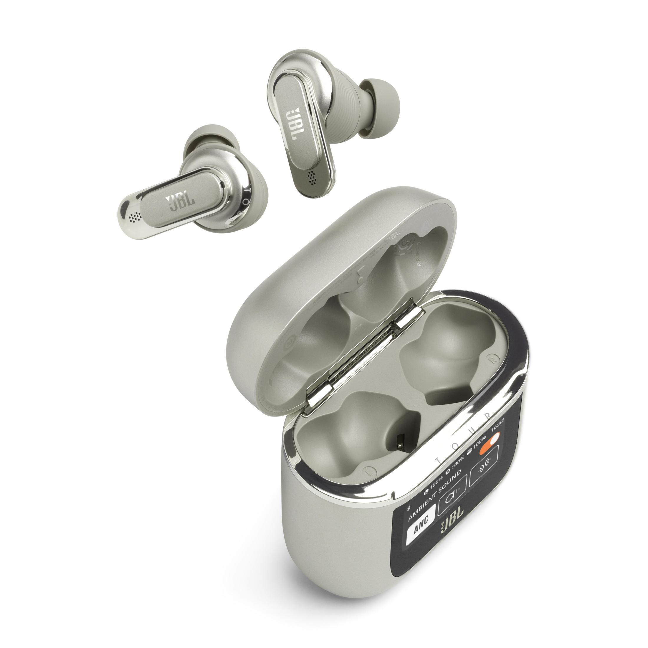 Auricolari JBL argentati e custodia di ricarica. La custodia è aperta, mostrando gli auricolari.