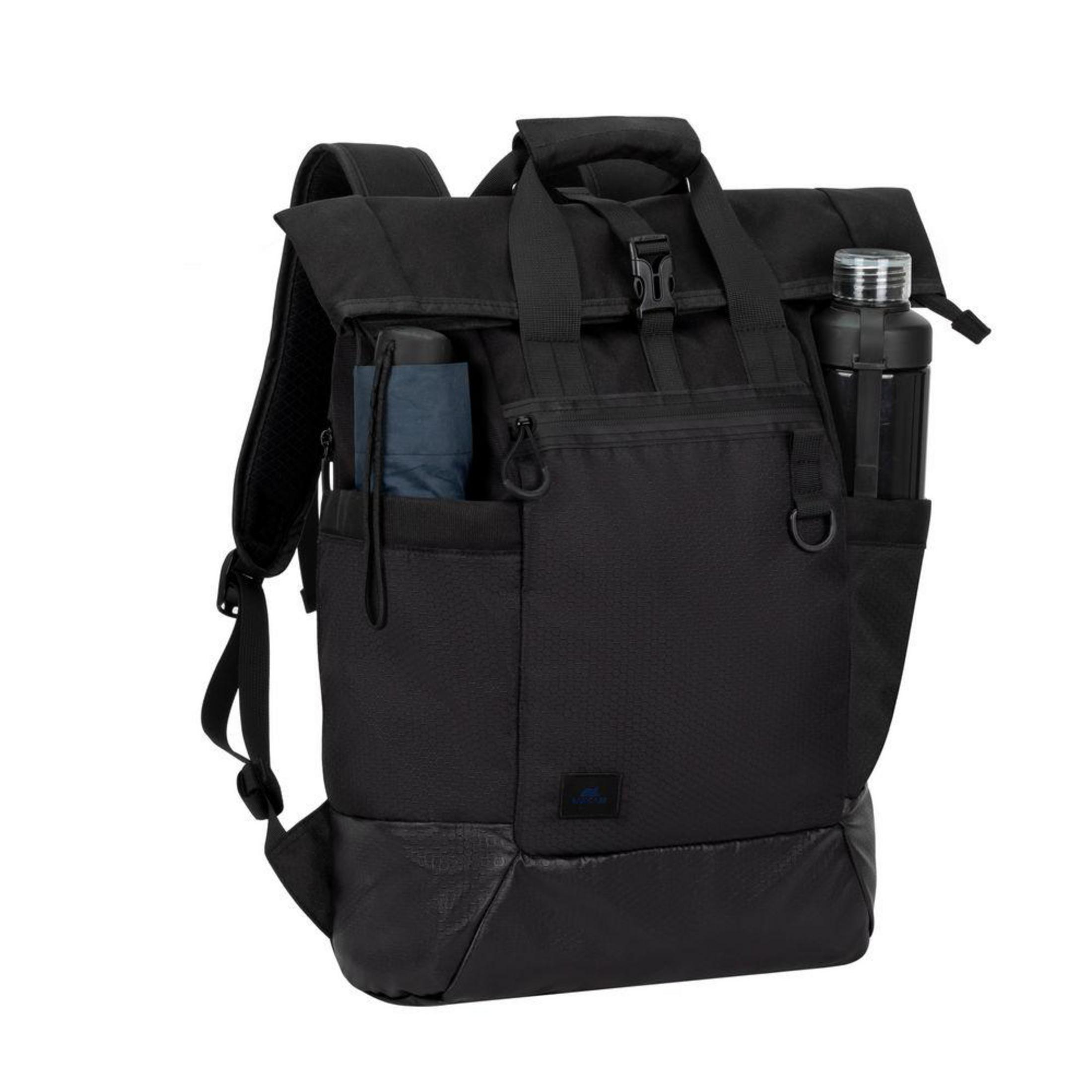Schwarzer Rucksack mit vielen Fächern. Er hat eine Wasserflasche und einen Schirm in Seitentaschen.