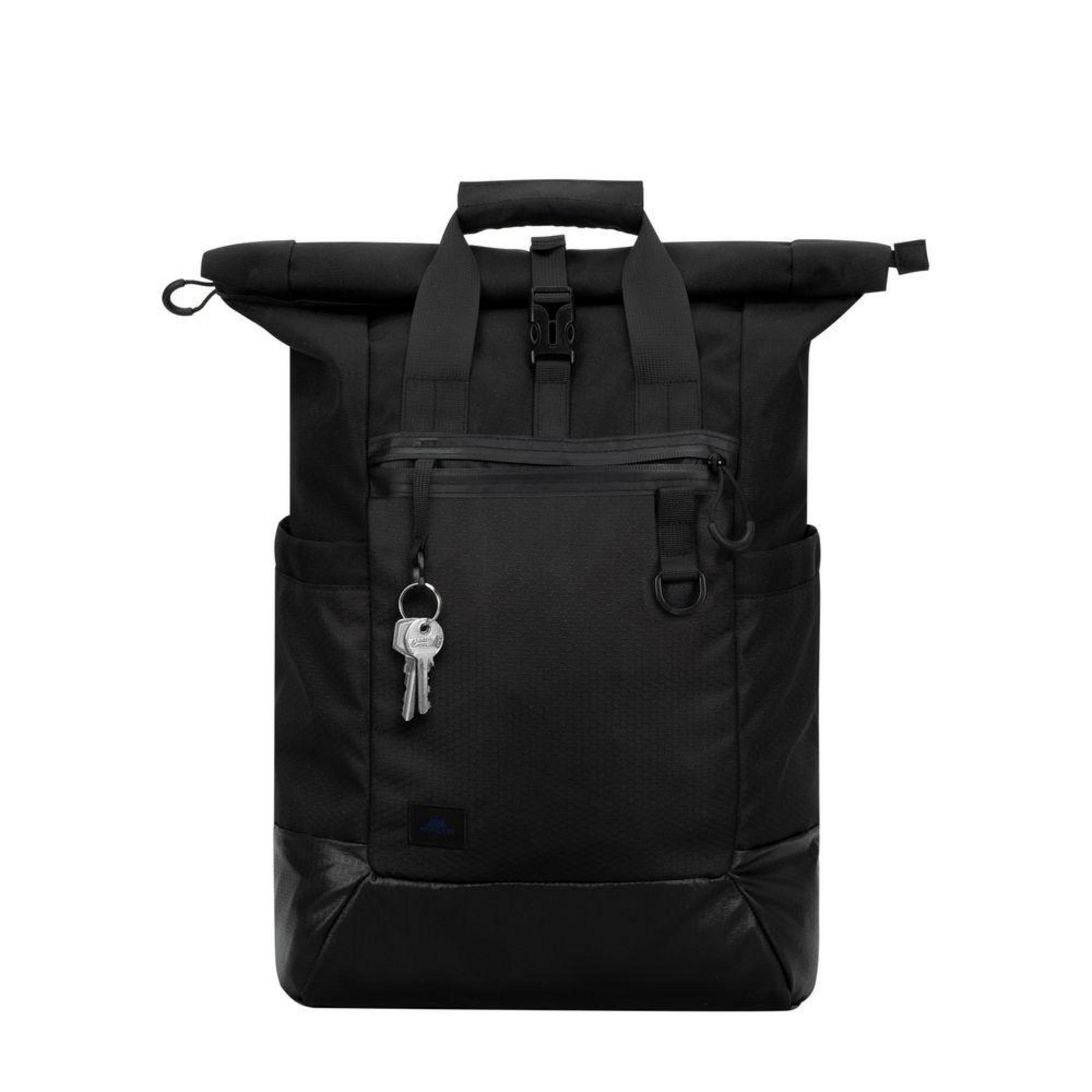 Schwarzer Rucksack mit Rollverschluss und Vordertasche. Schlüssel hängen an der Tasche. Weißer Hintergrund.