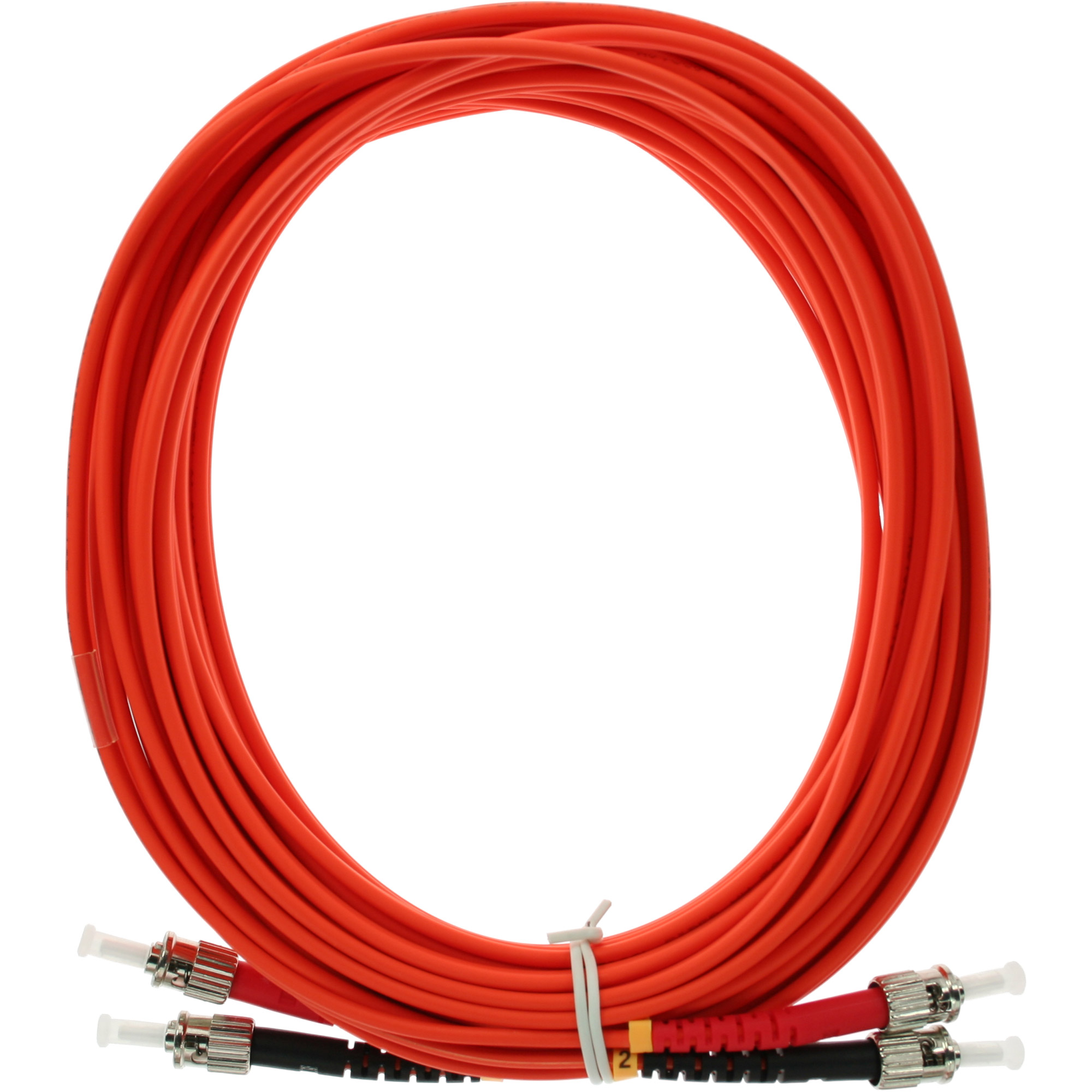 Ein Haufen orangefarbener Kabel mit silbernen Steckern. Der Hintergrund ist weiß.